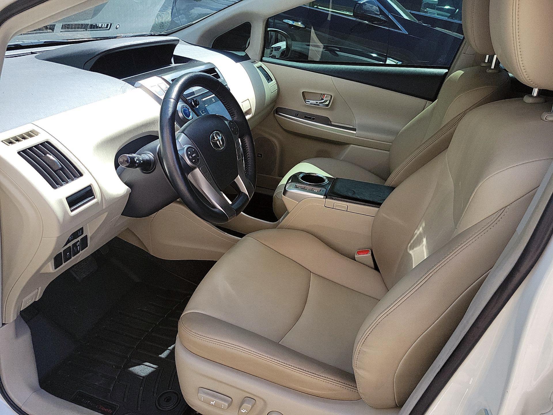Thumbnail: 2015 Toyota Prius v - 9