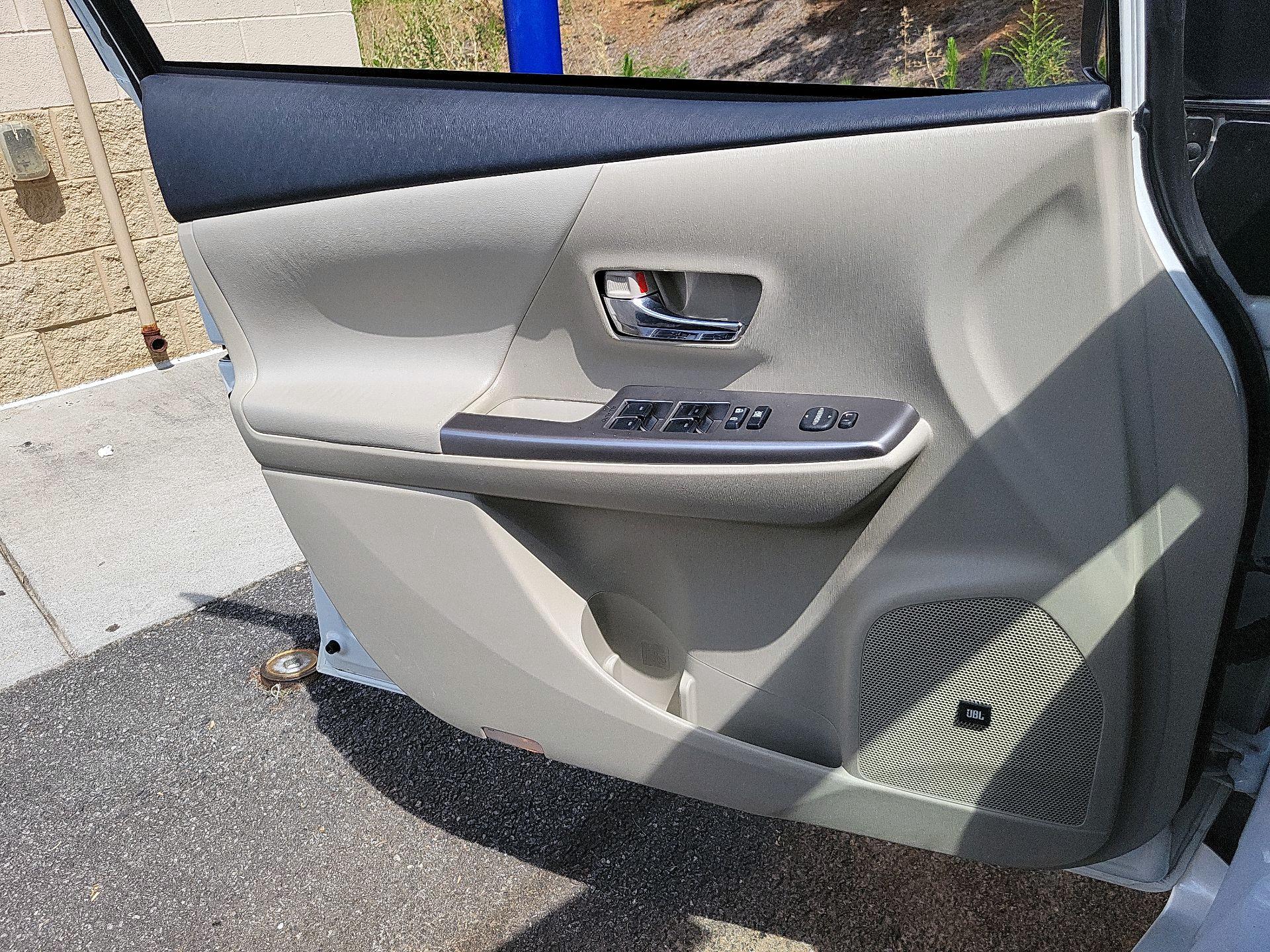 Thumbnail: 2015 Toyota Prius v - 10