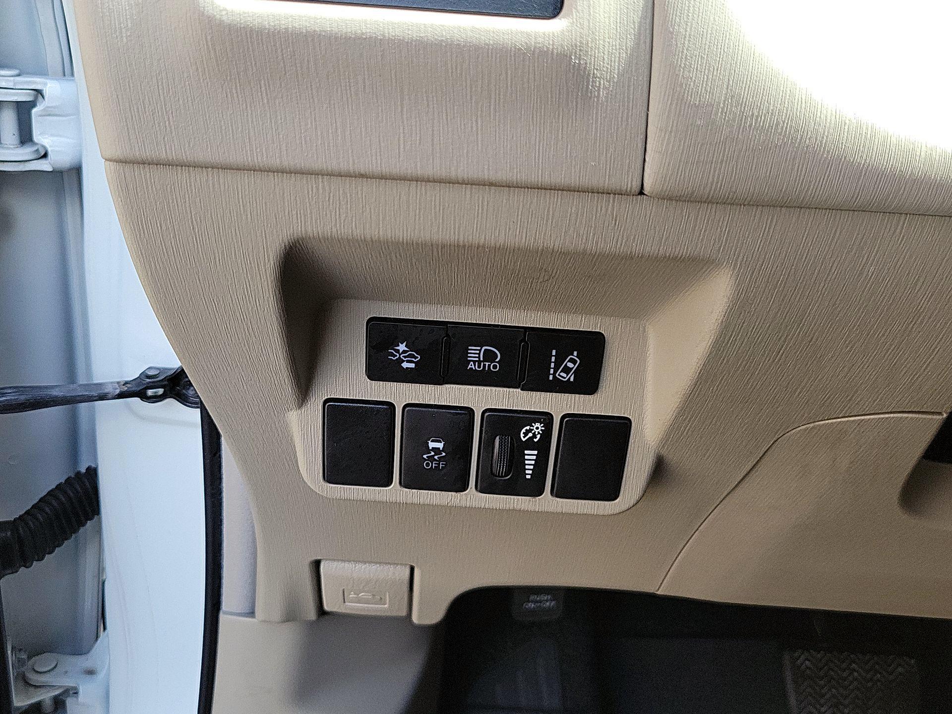 Thumbnail: 2015 Toyota Prius v - 11
