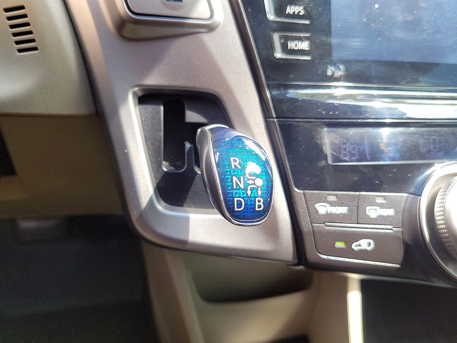 Thumbnail: 2015 Toyota Prius v - 15