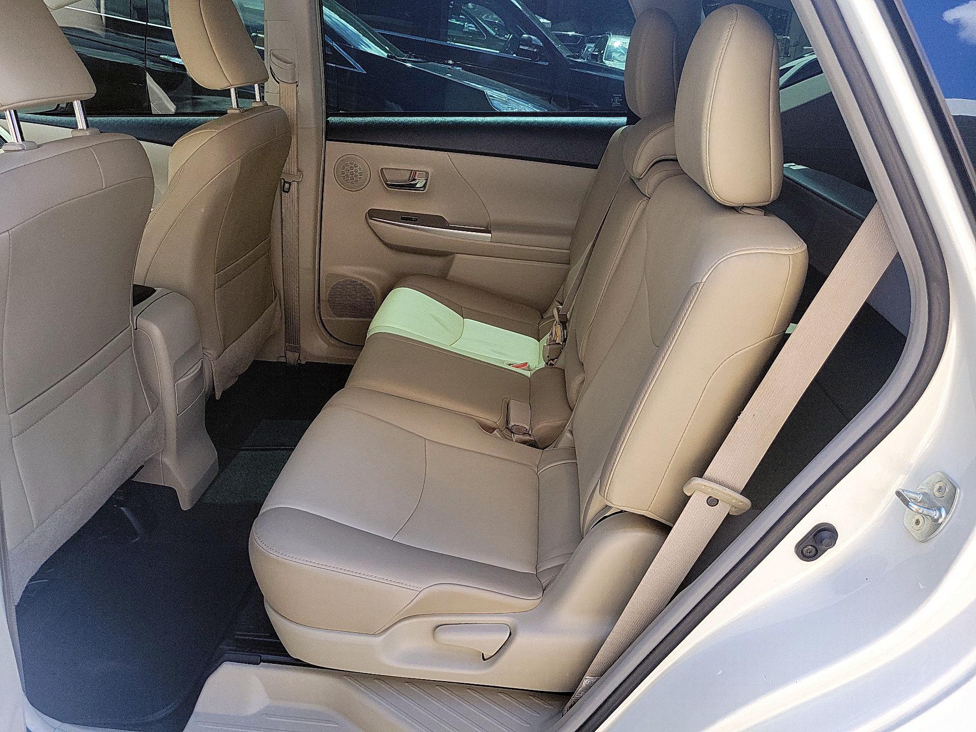 Thumbnail: 2015 Toyota Prius v - 18