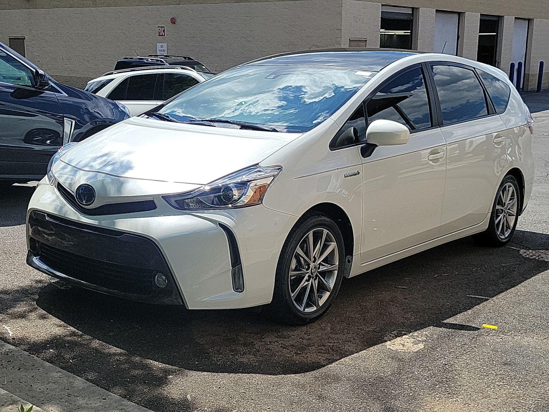 Thumbnail: 2015 Toyota Prius v - 3