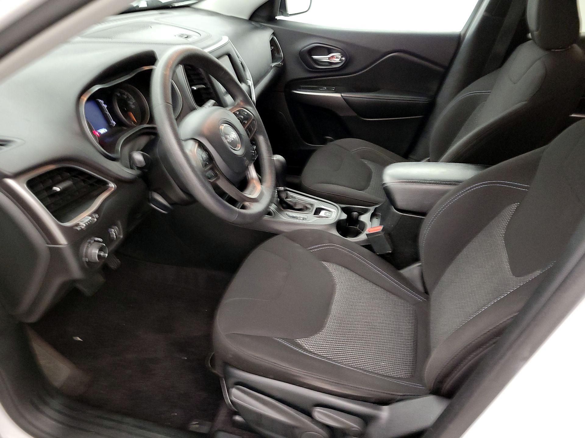 Thumbnail: 2019 Jeep Cherokee - 11
