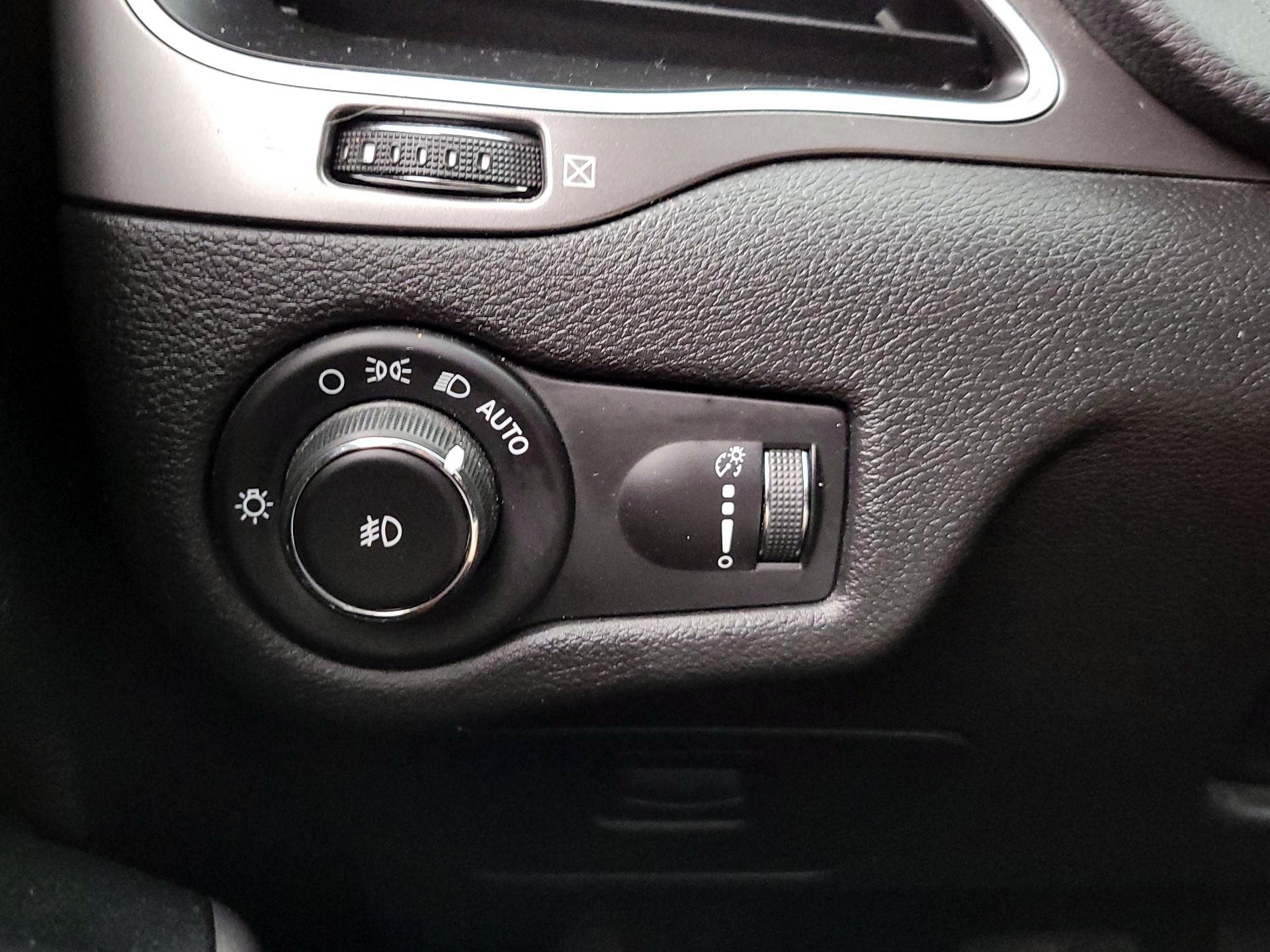 Thumbnail: 2019 Jeep Cherokee - 13