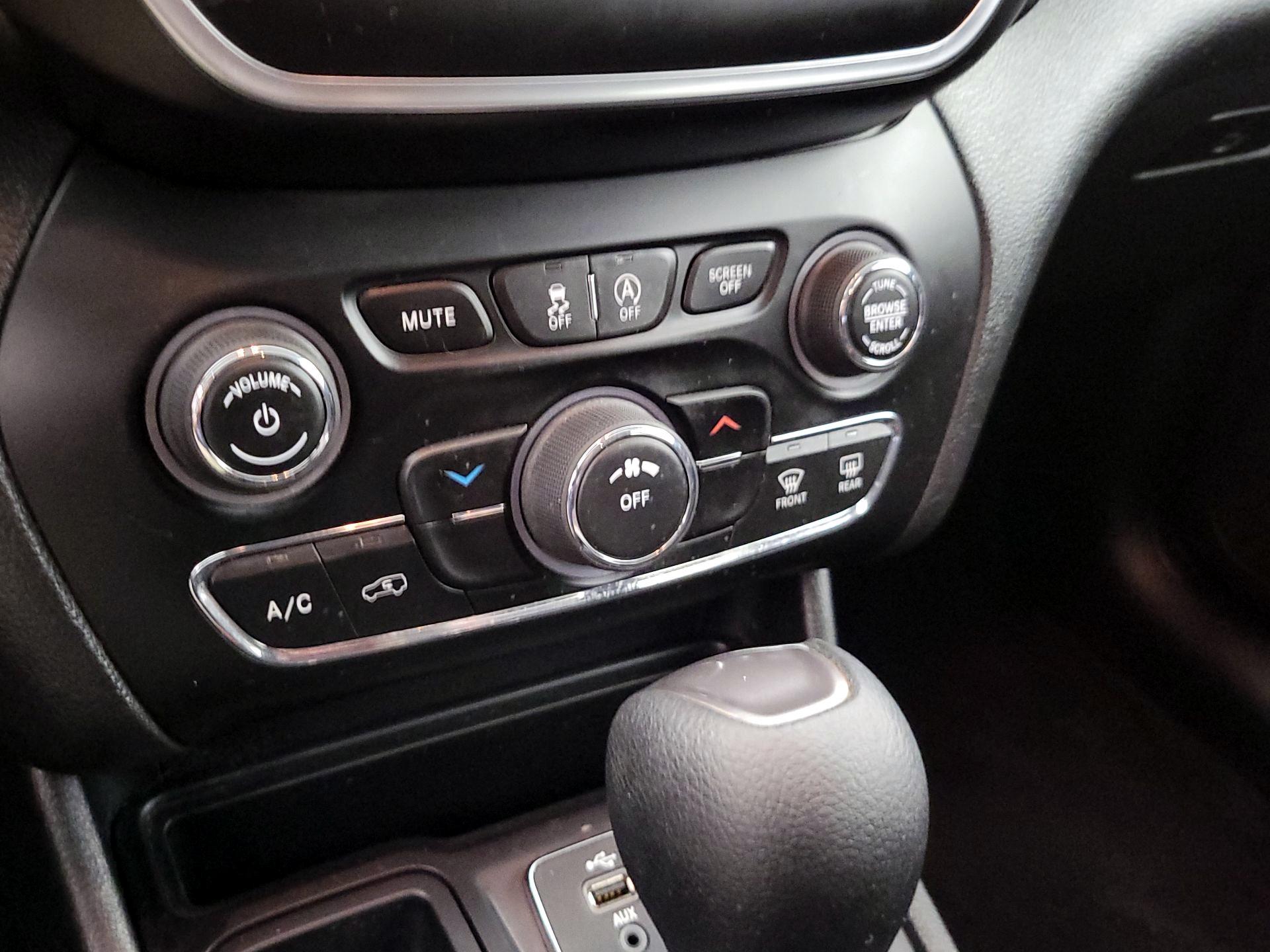 Thumbnail: 2019 Jeep Cherokee - 16