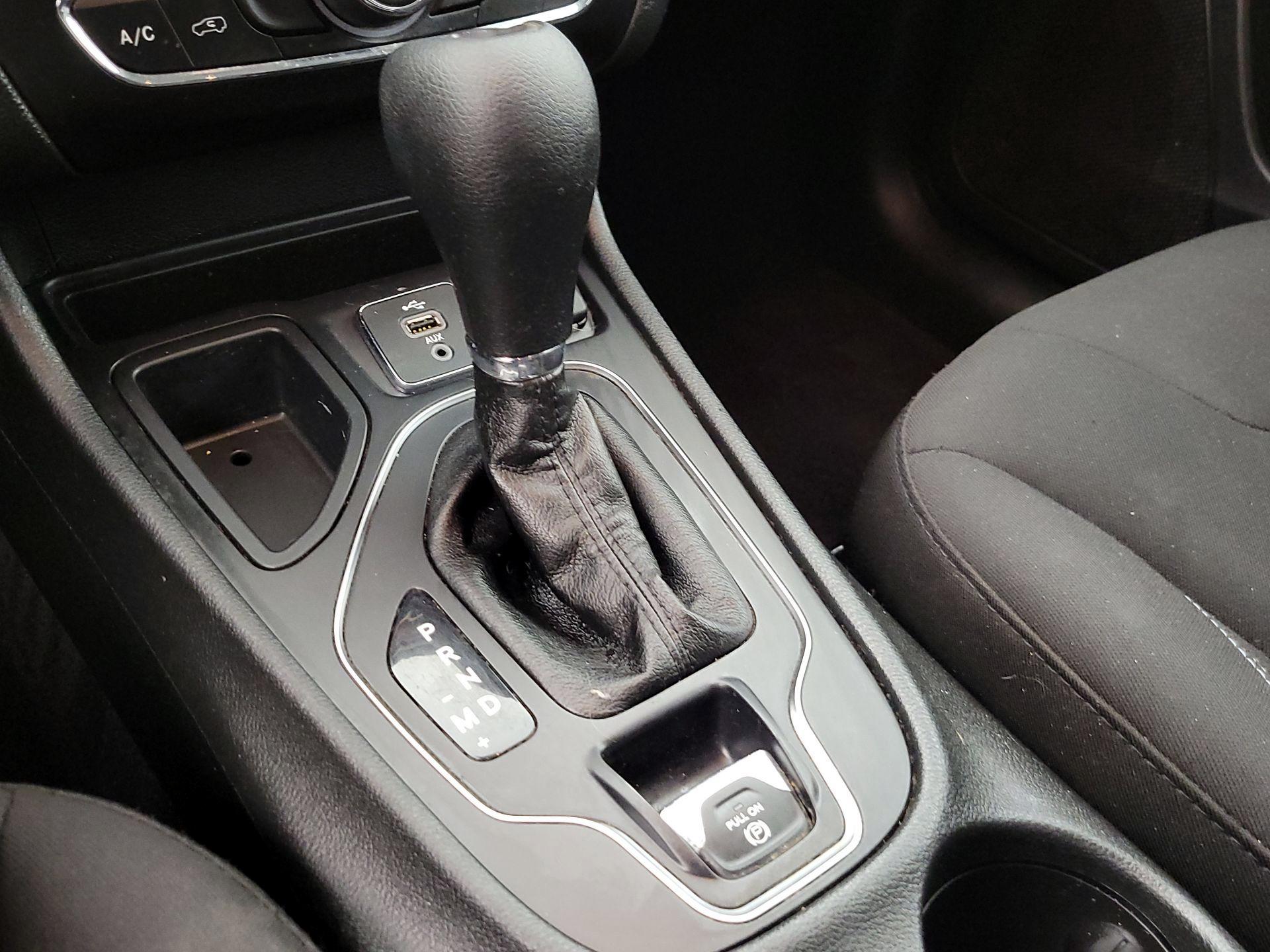 Thumbnail: 2019 Jeep Cherokee - 17