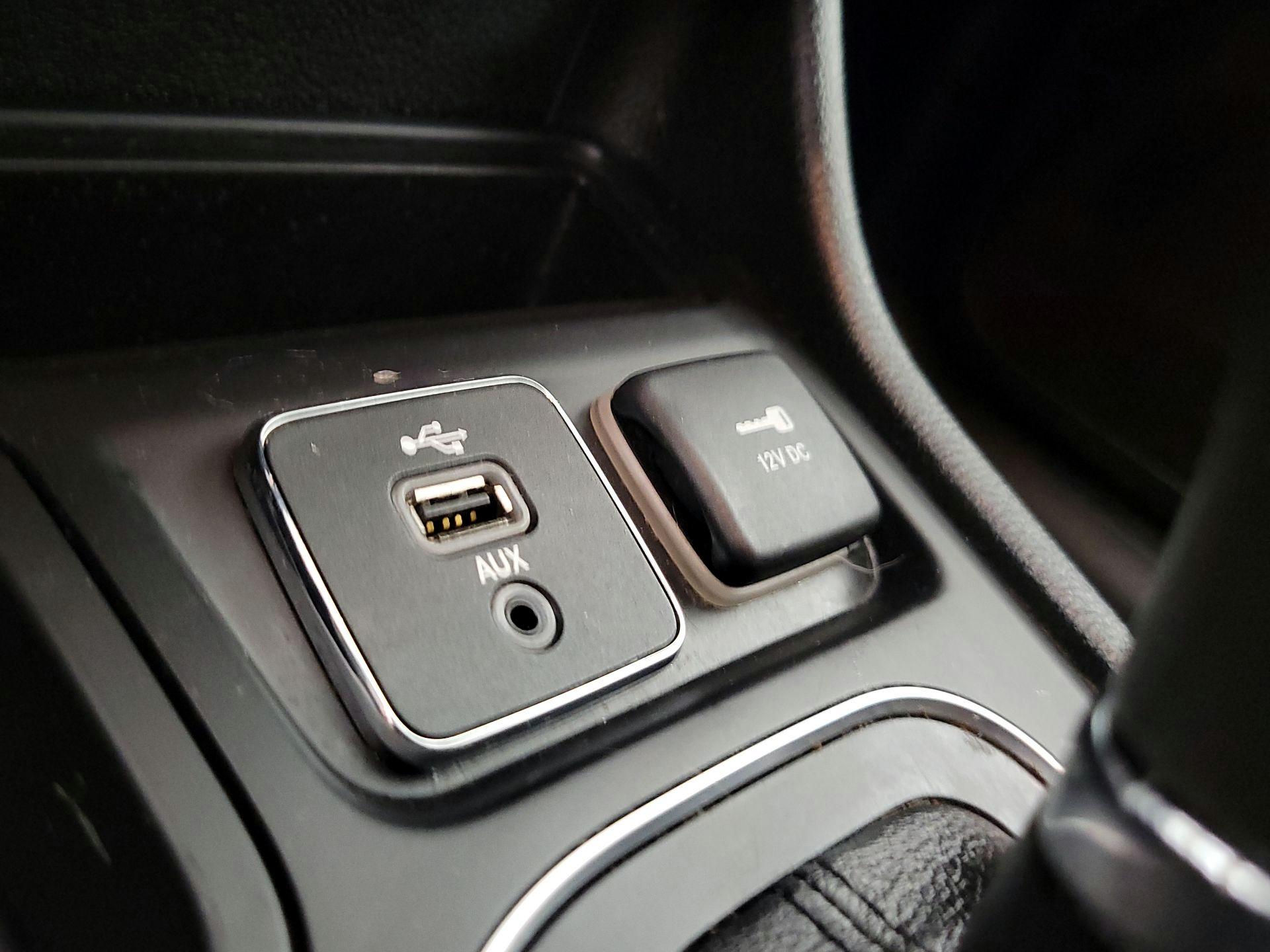 Thumbnail: 2019 Jeep Cherokee - 18