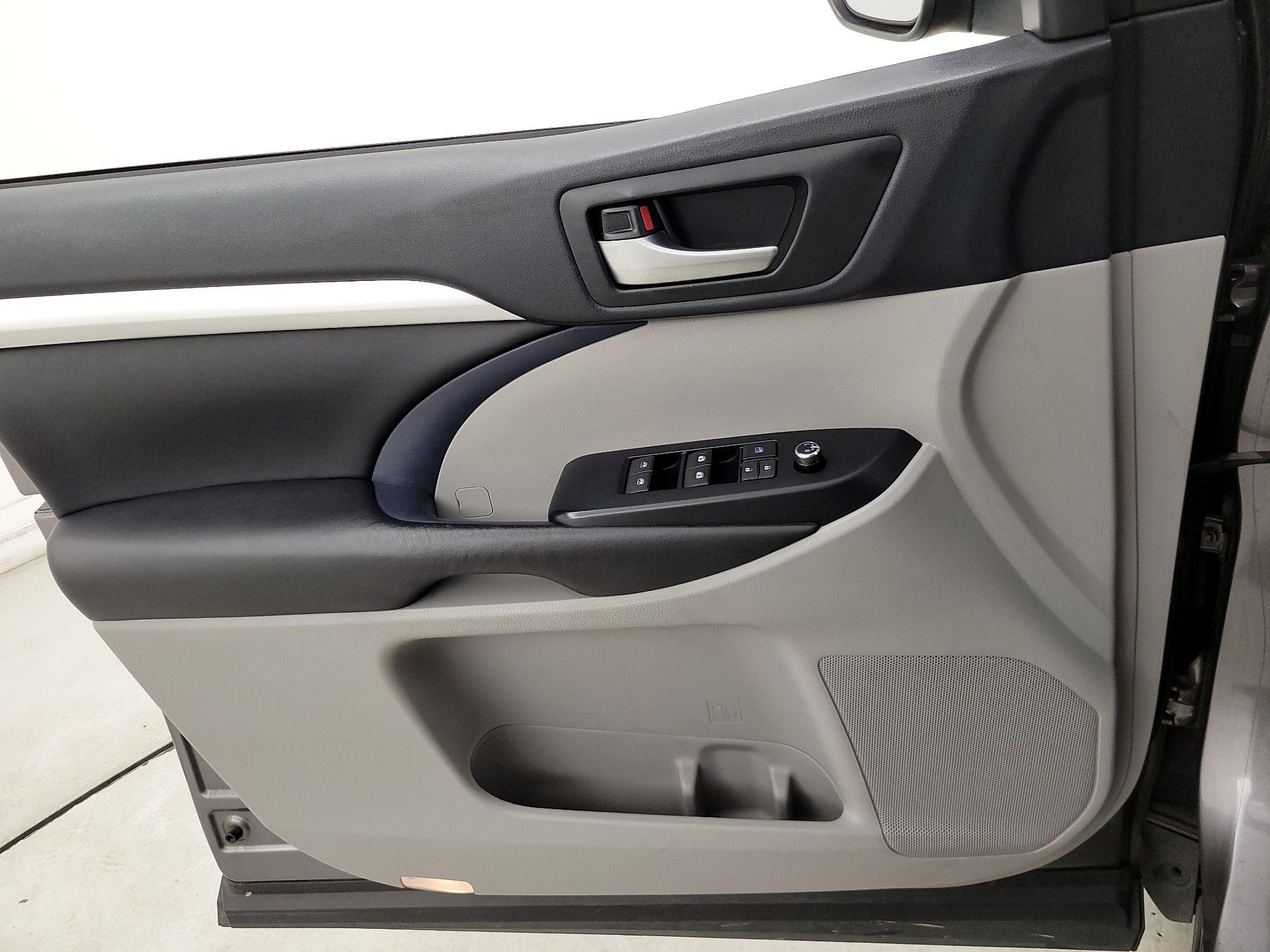 Thumbnail: 2019 Toyota Highlander - 12