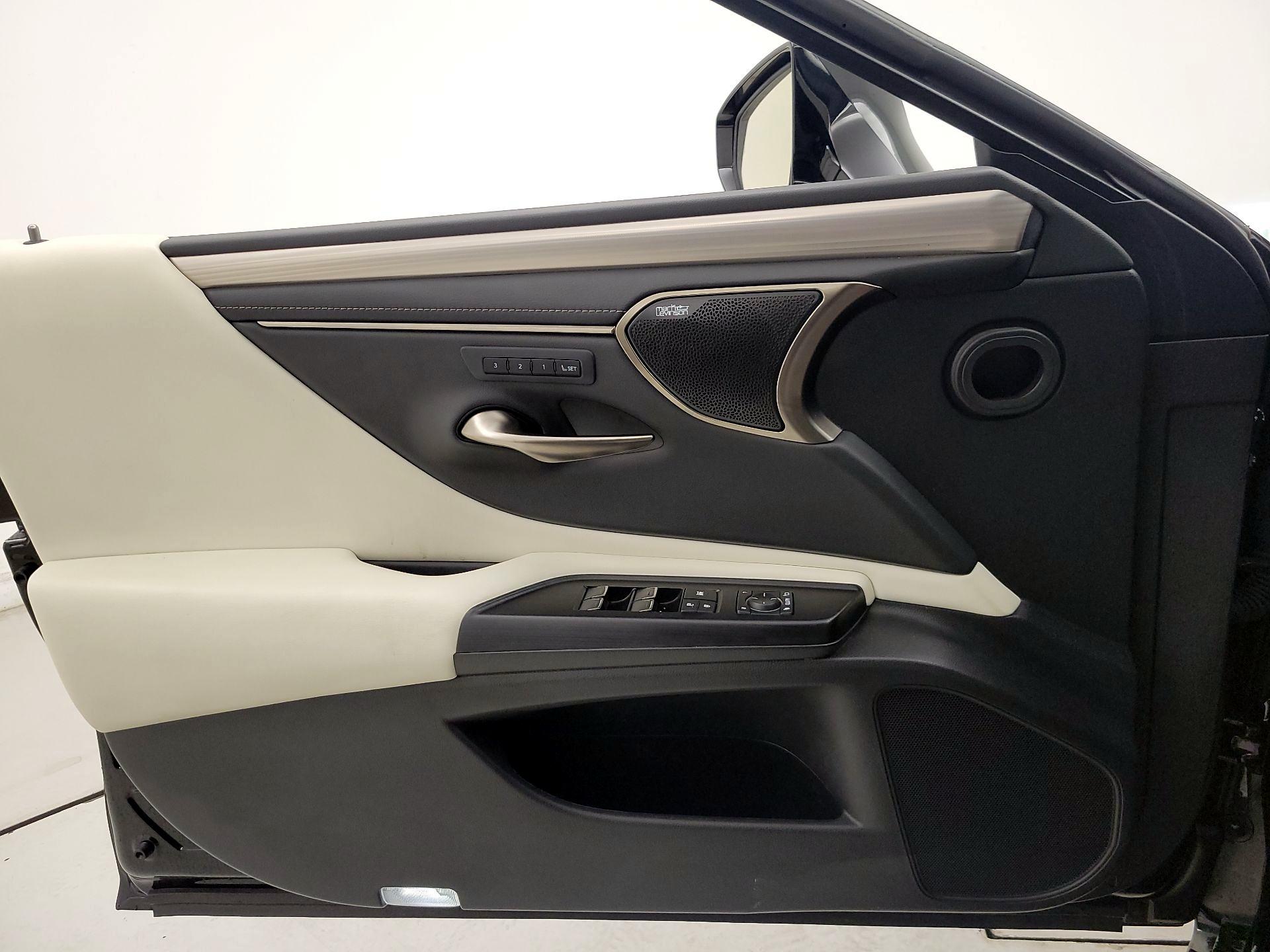 Thumbnail: 2021 Lexus ES - 12