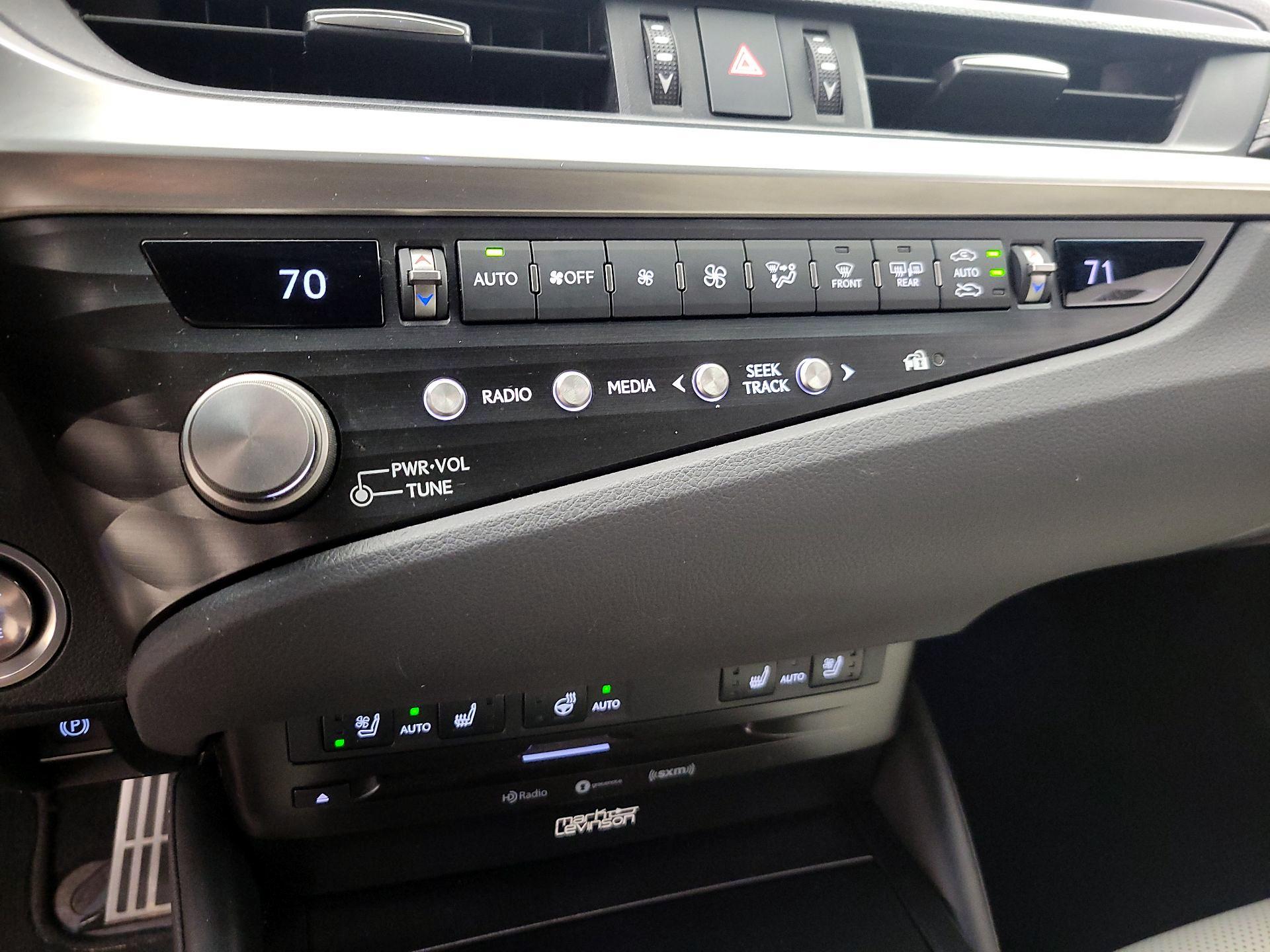 Thumbnail: 2021 Lexus ES - 17
