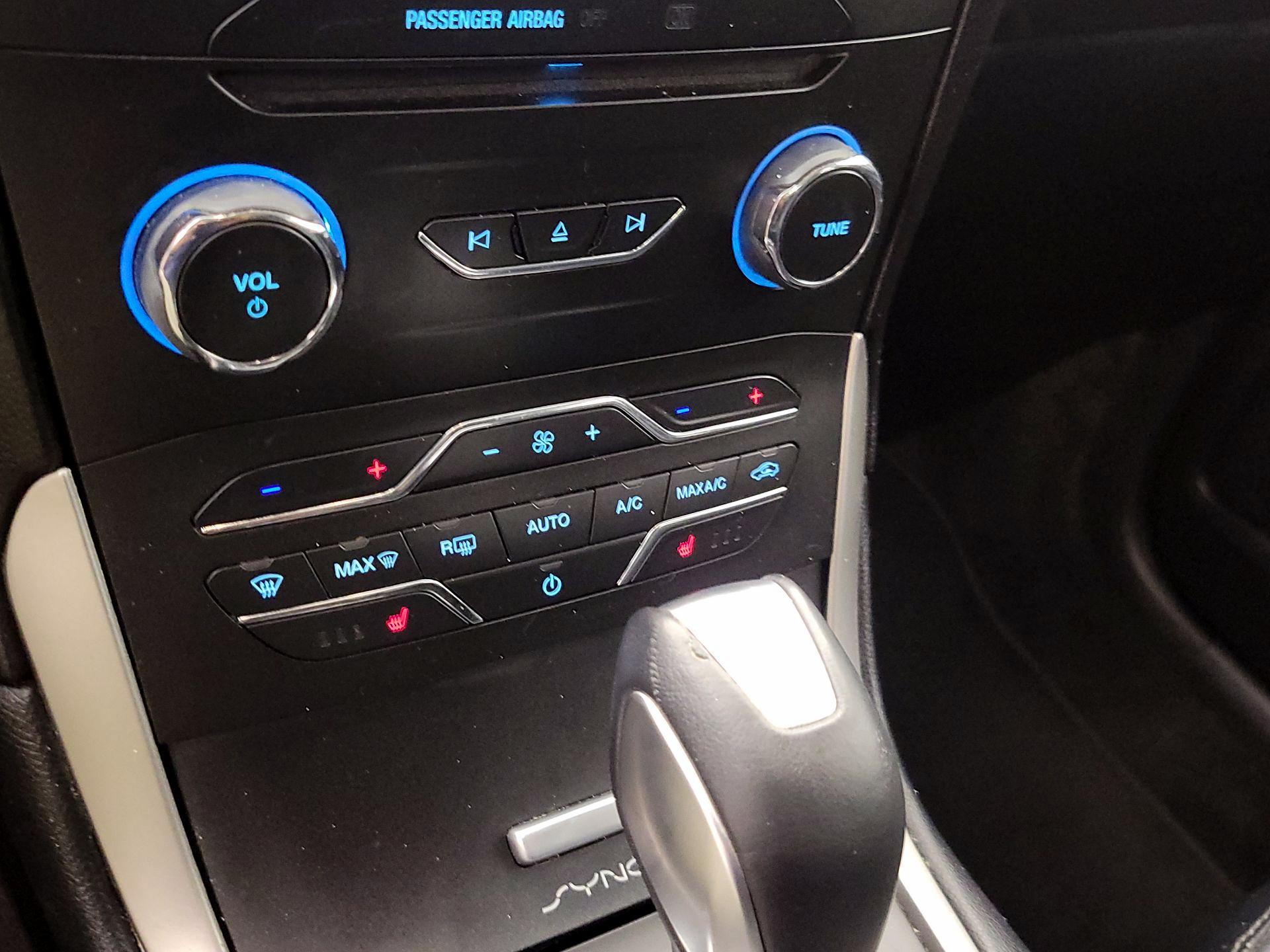 Thumbnail: 2015 Ford Edge - 16