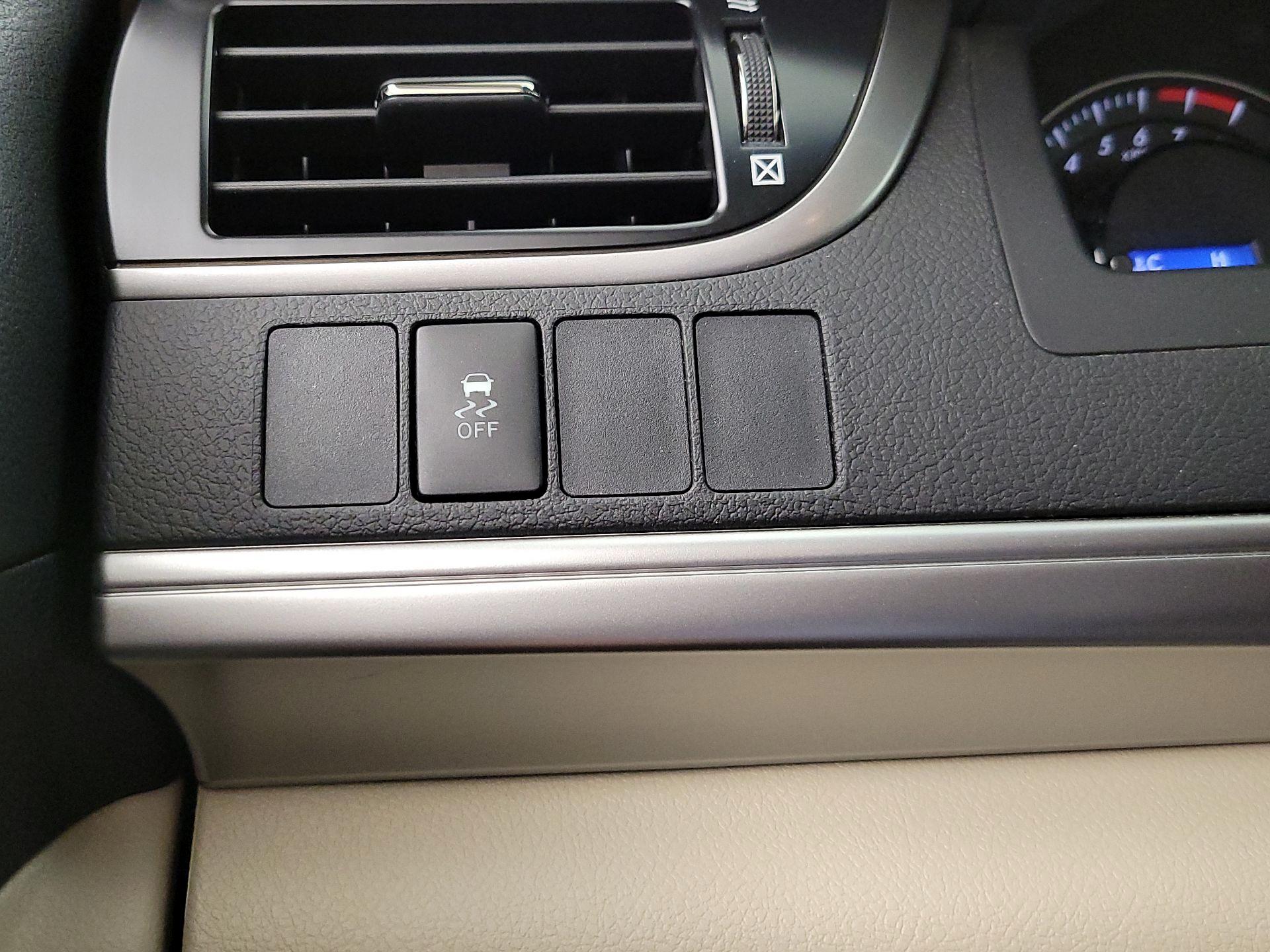 Thumbnail: 2013 Toyota Camry - 13