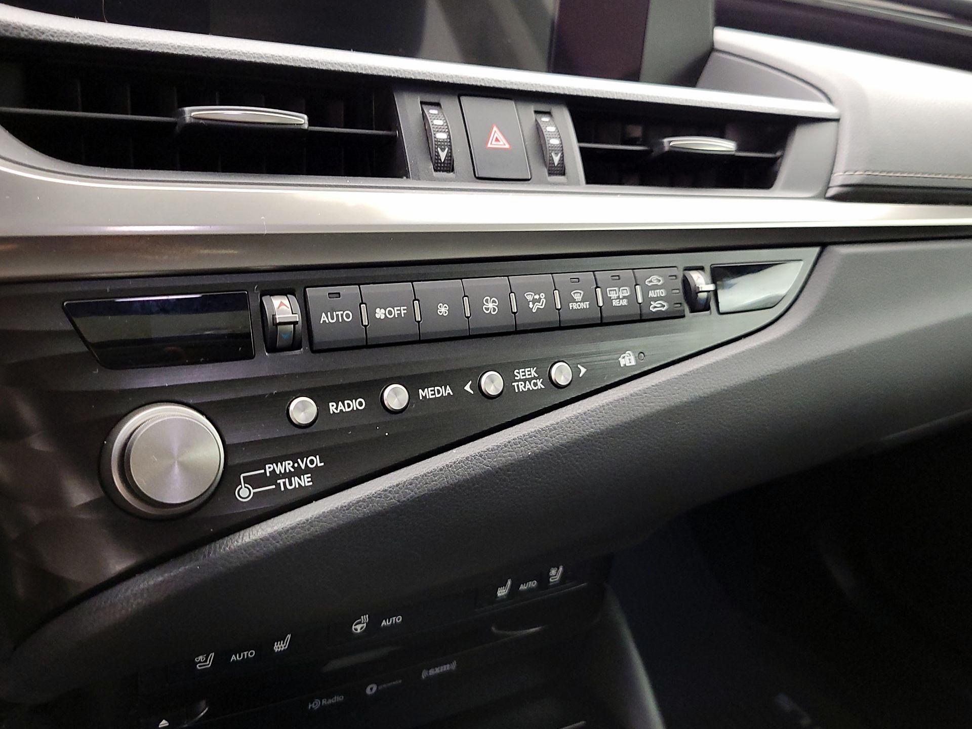 Thumbnail: 2021 Lexus ES - 16