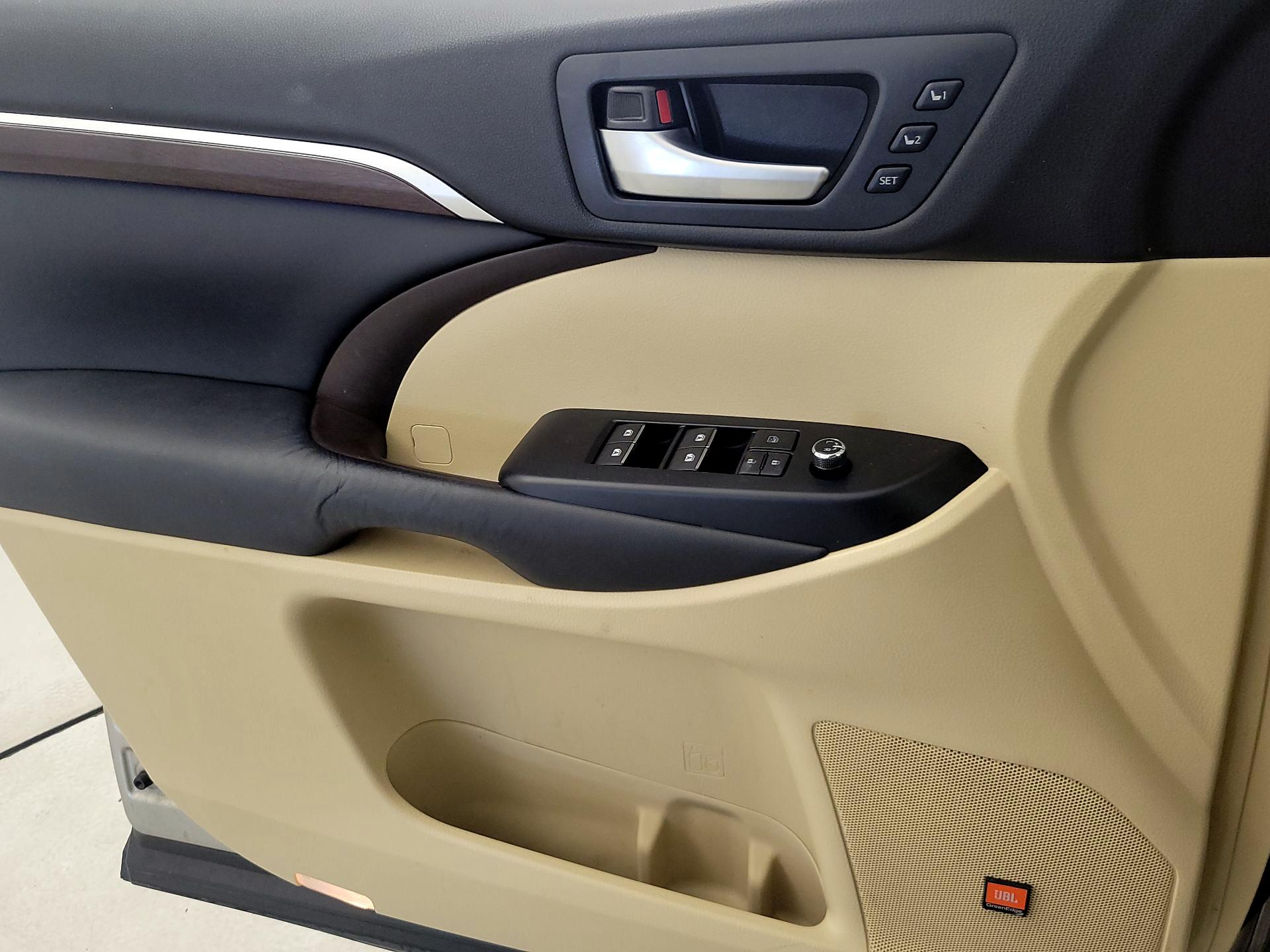 Thumbnail: 2016 Toyota Highlander - 12