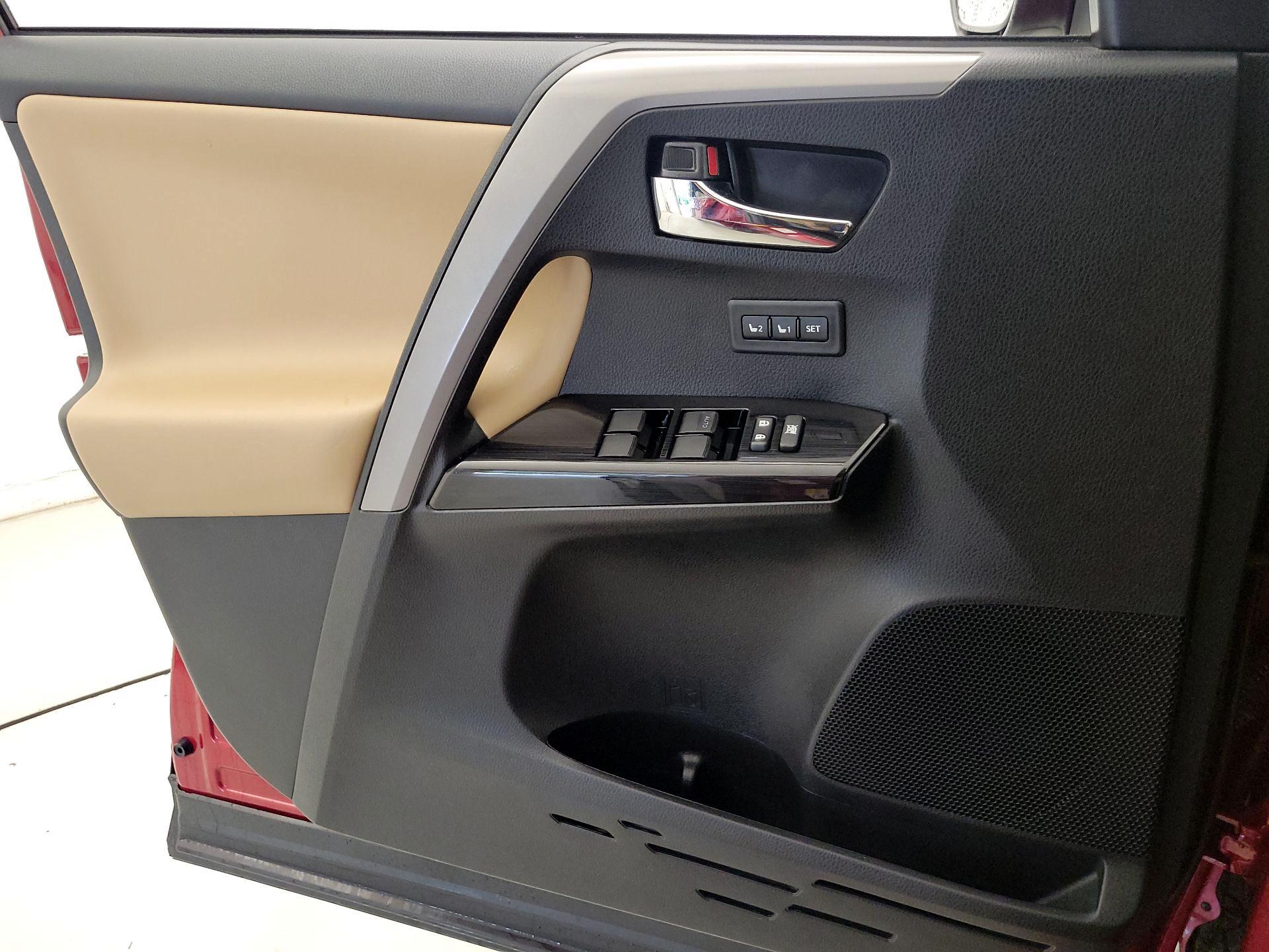 Thumbnail: 2018 Toyota RAV4 - 12