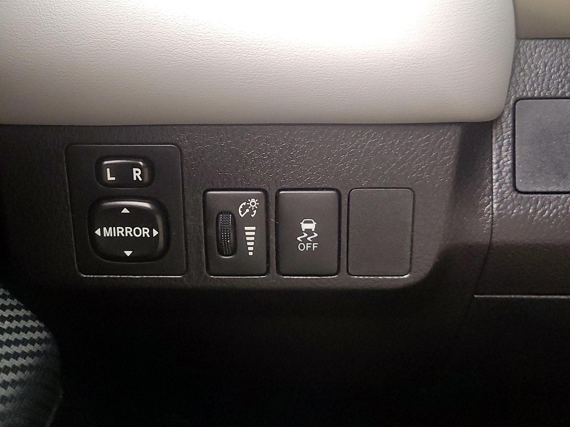 Thumbnail: 2015 Toyota RAV4 - 13