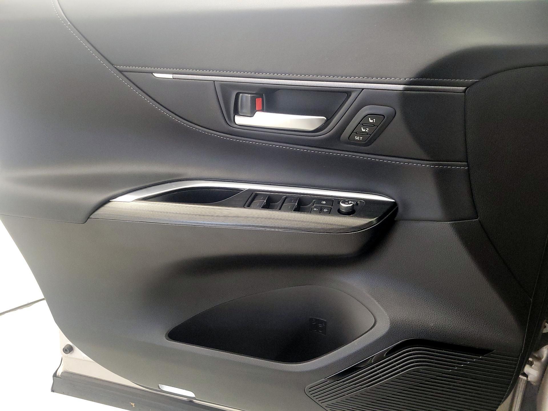 Thumbnail: 2021 Toyota Venza - 12