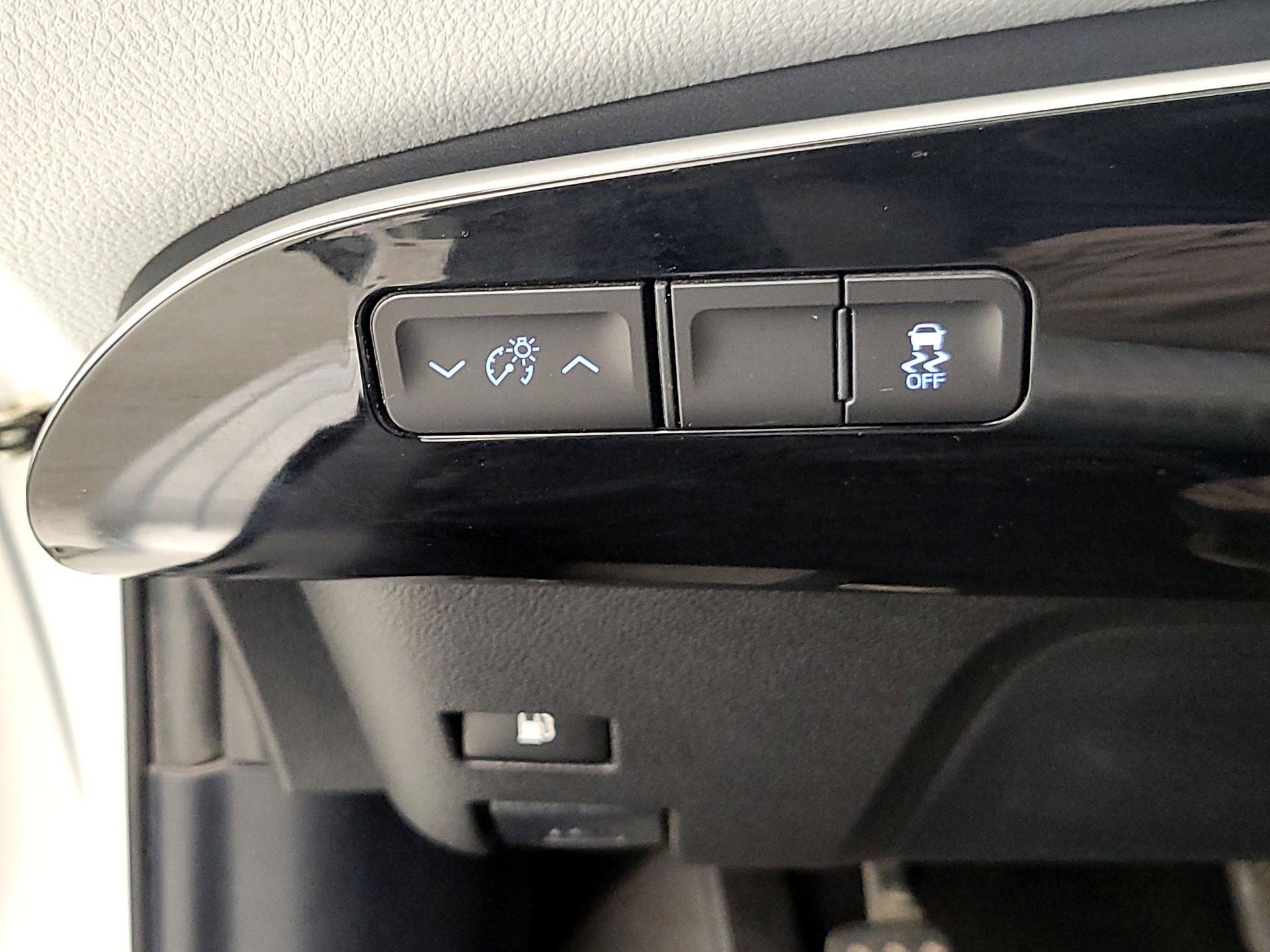 Thumbnail: 2016 Toyota Prius - 13