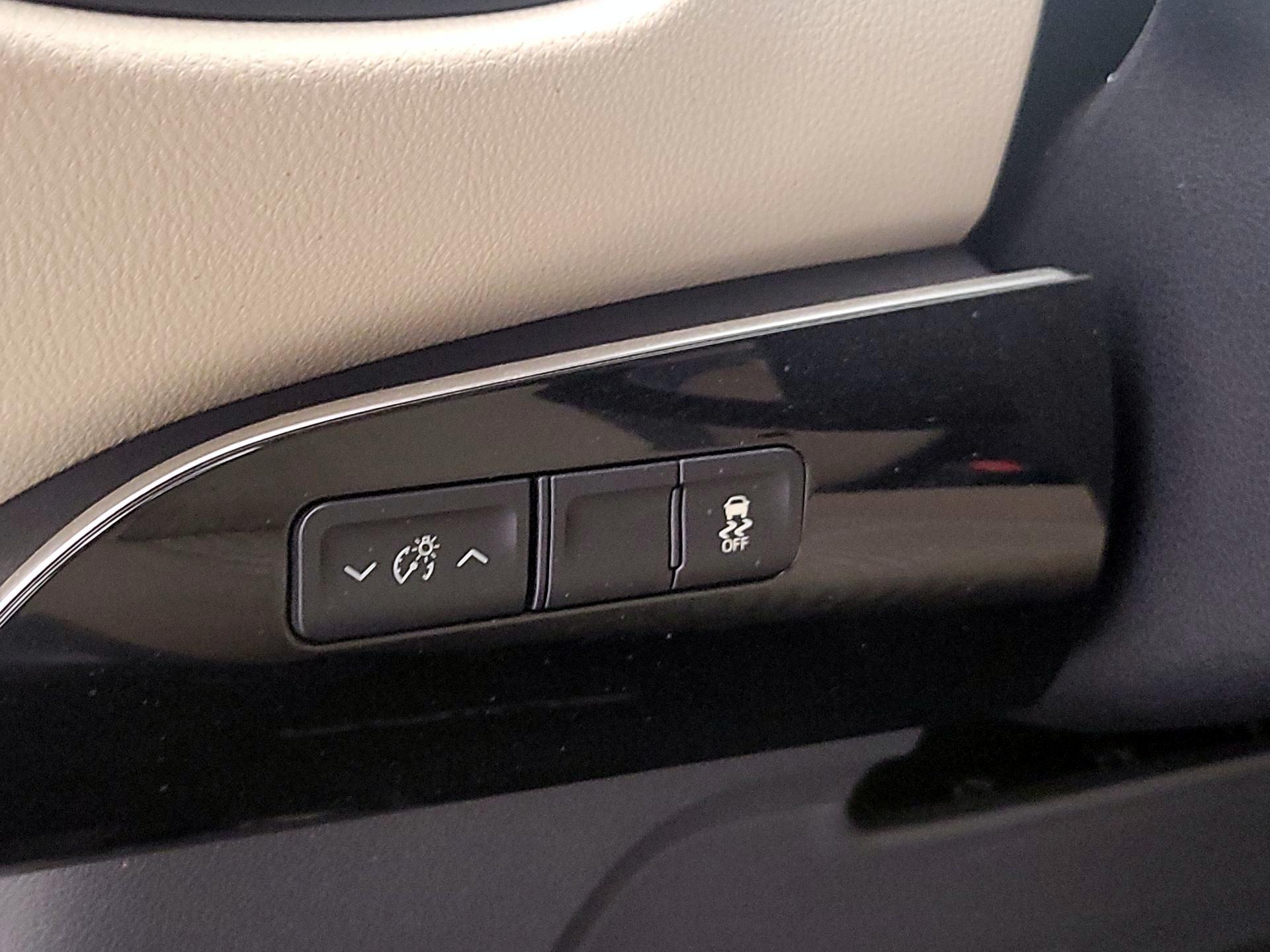 Thumbnail: 2016 Toyota Prius - 13
