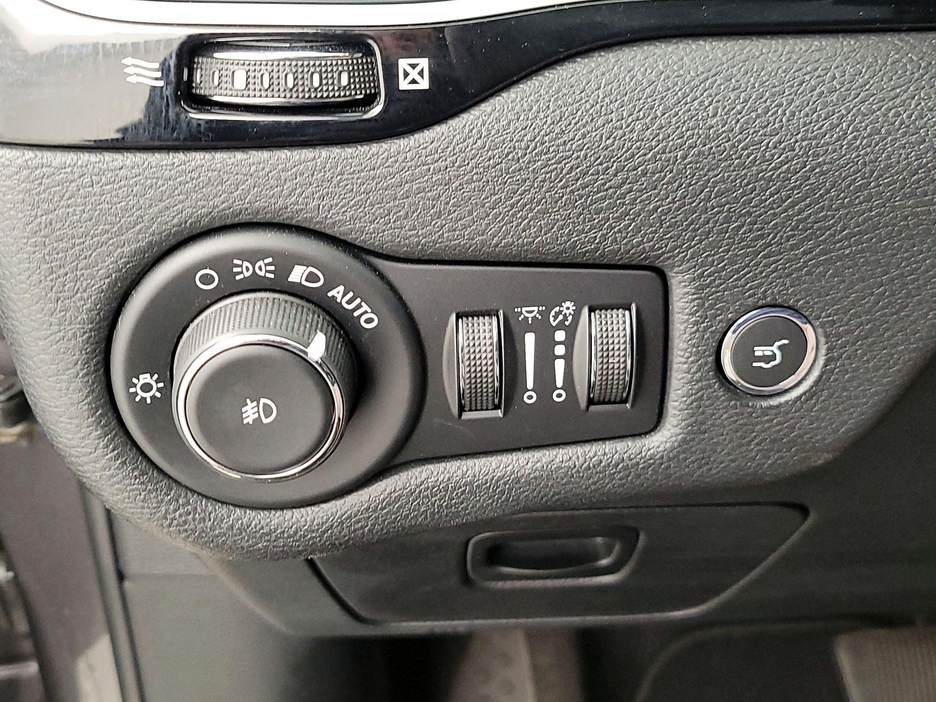 Thumbnail: 2020 Jeep Cherokee - 13