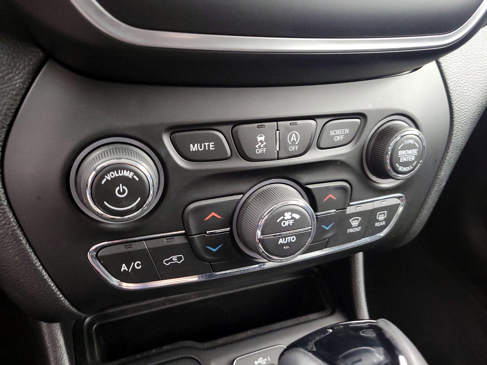 Thumbnail: 2020 Jeep Cherokee - 17
