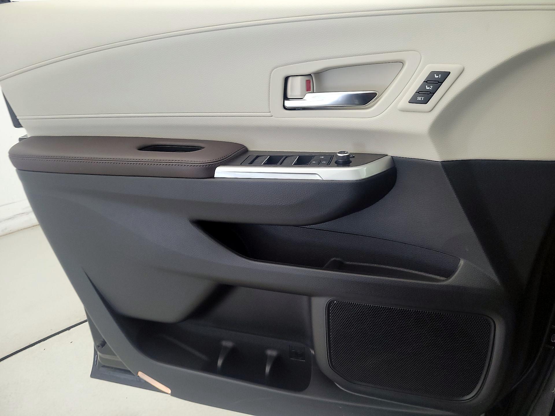 Thumbnail: 2022 Toyota Sienna - 12