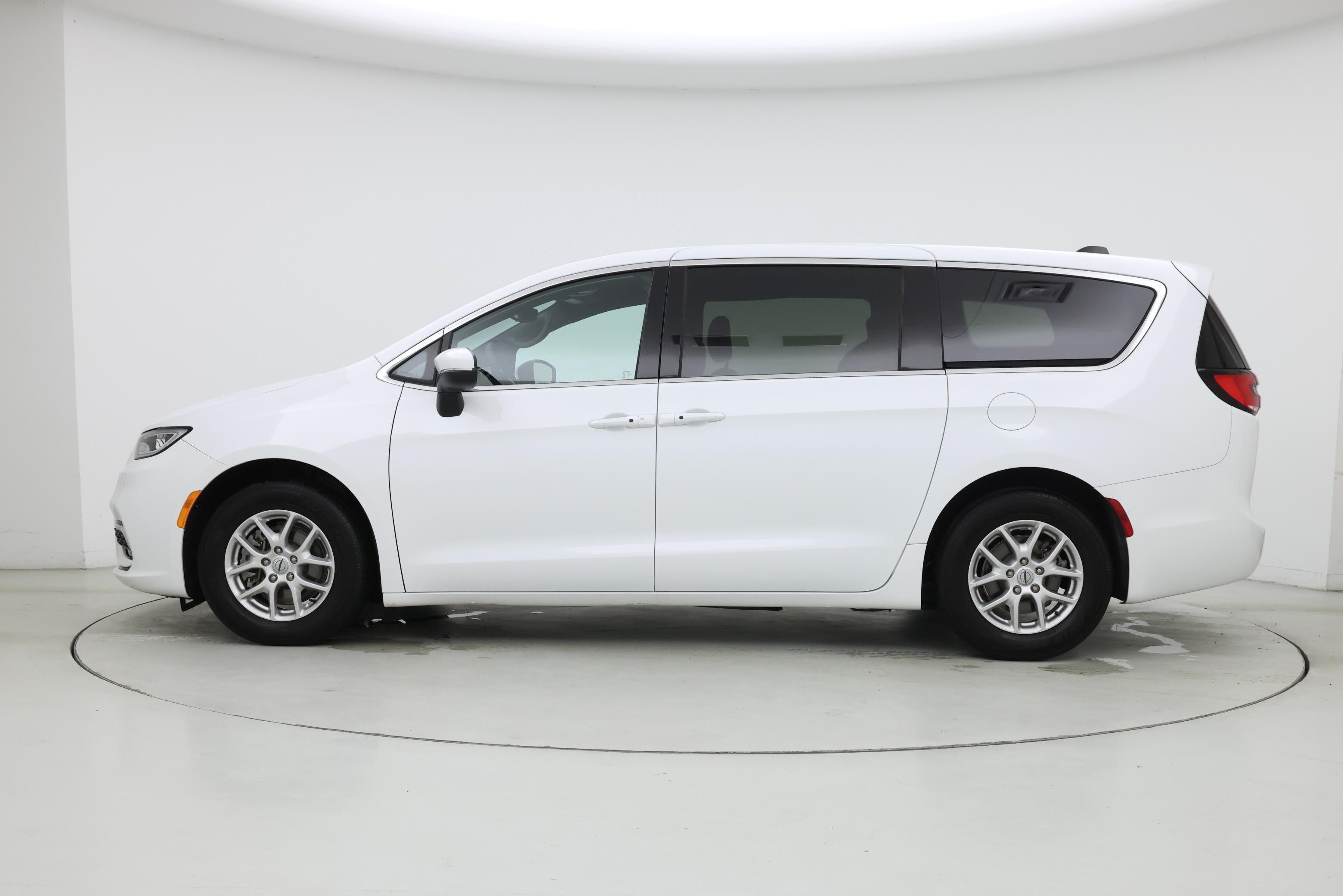 Thumbnail: 2023 Chrysler Pacifica - 3