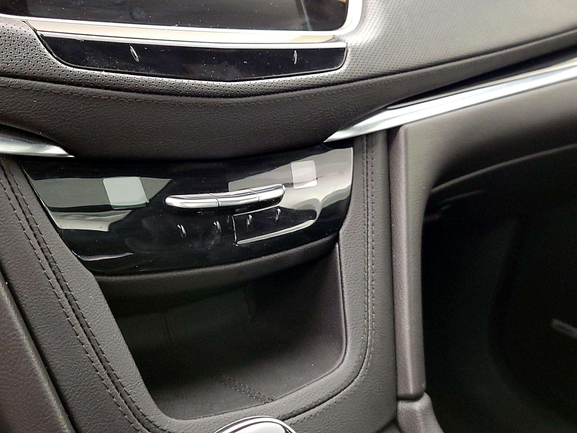 Thumbnail: 2022 Cadillac XT6 - 16