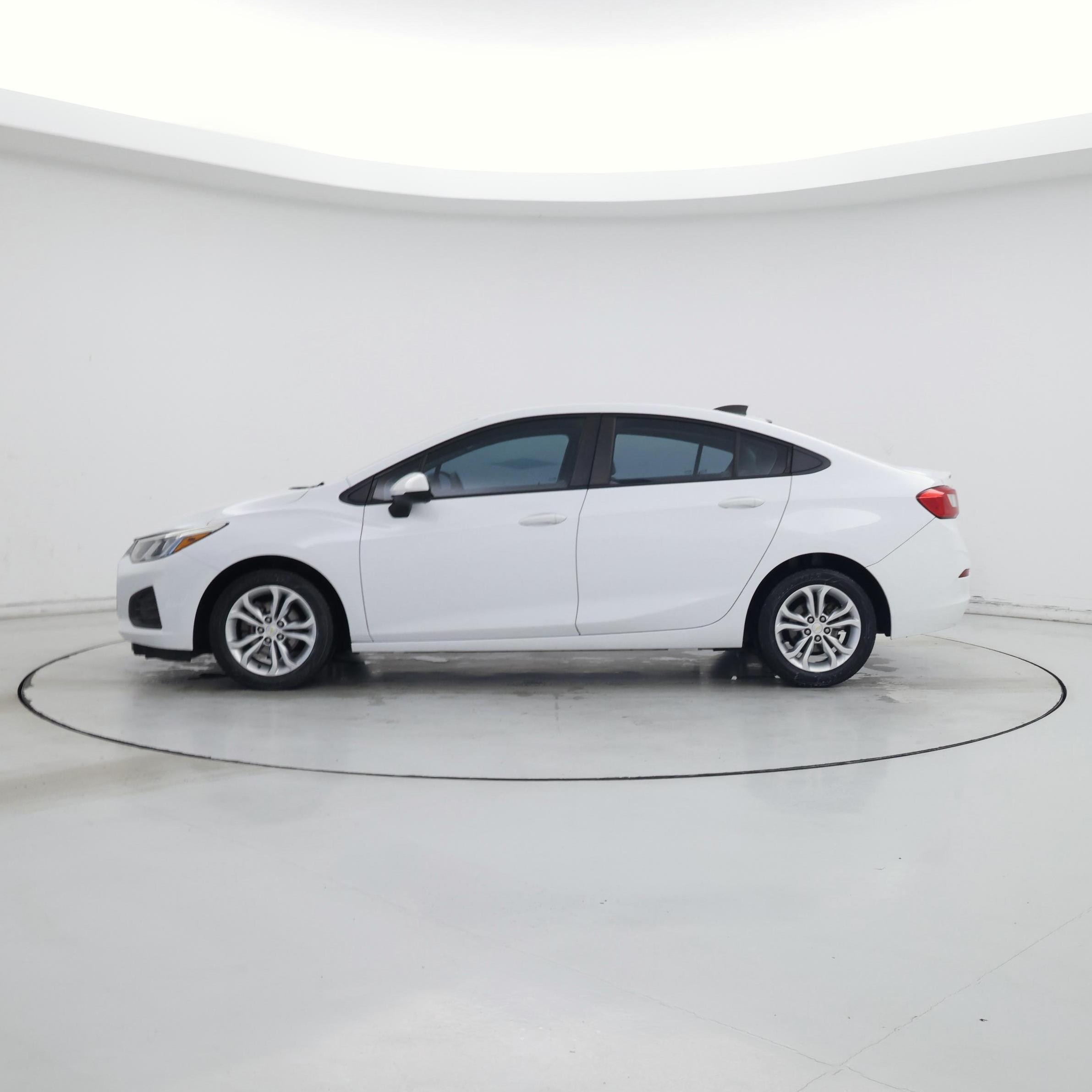 Thumbnail: 2019 Chevrolet Cruze - 3