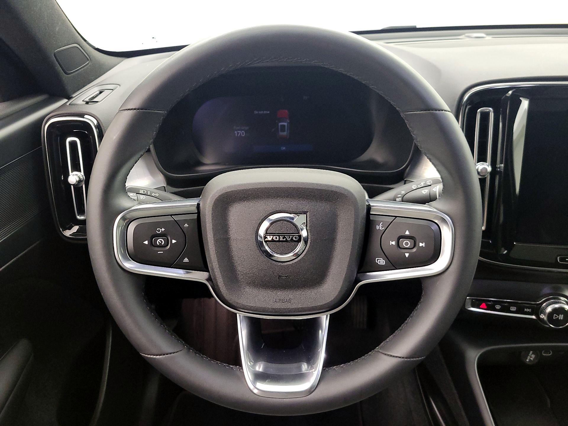 Thumbnail: 2024 Volvo XC40 - 10