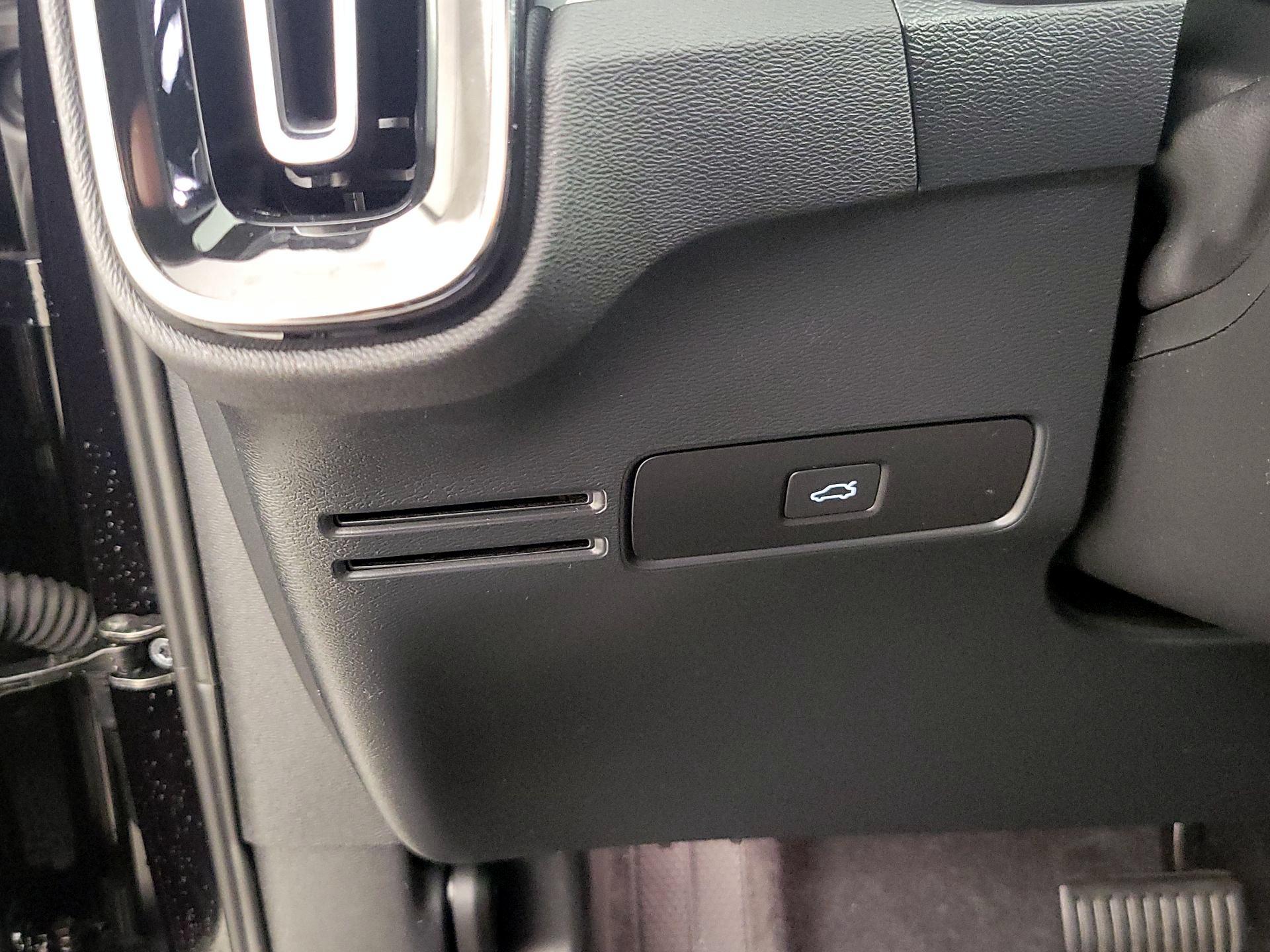 Thumbnail: 2024 Volvo XC40 - 13