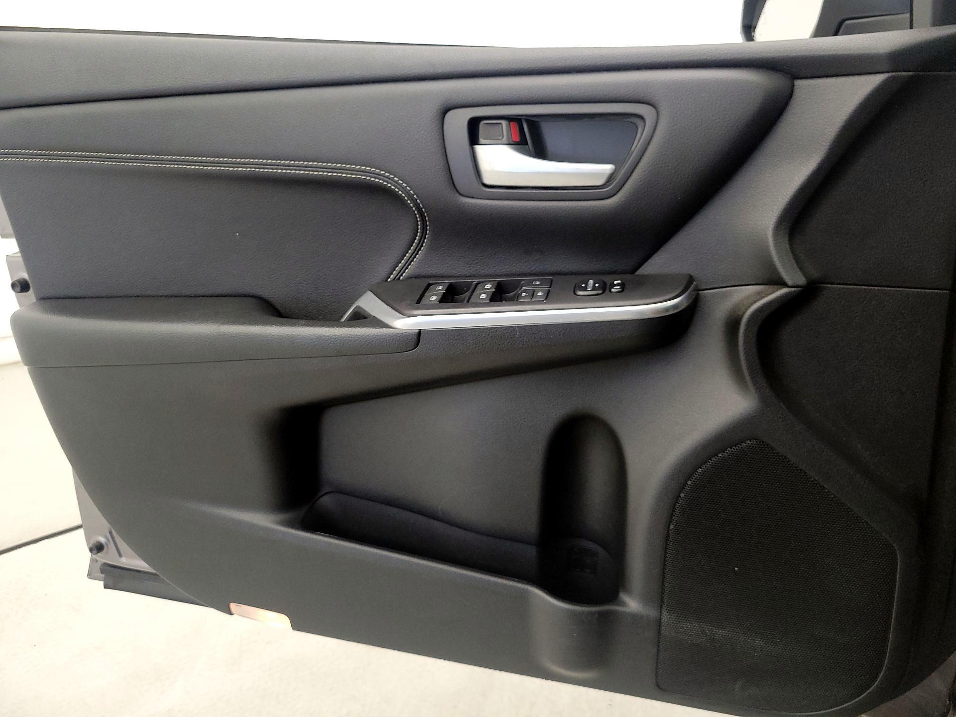 Thumbnail: 2016 Toyota Camry - 12