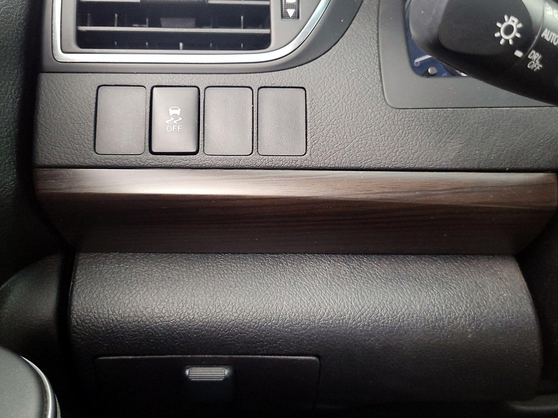 Thumbnail: 2016 Toyota Camry - 13