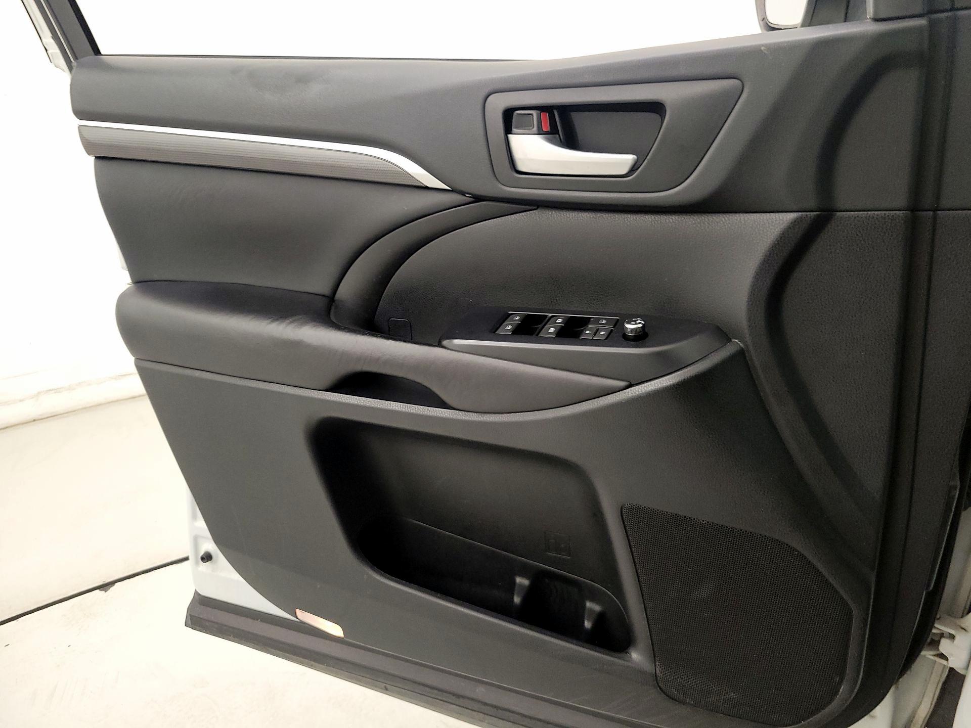 Thumbnail: 2019 Toyota Highlander - 12