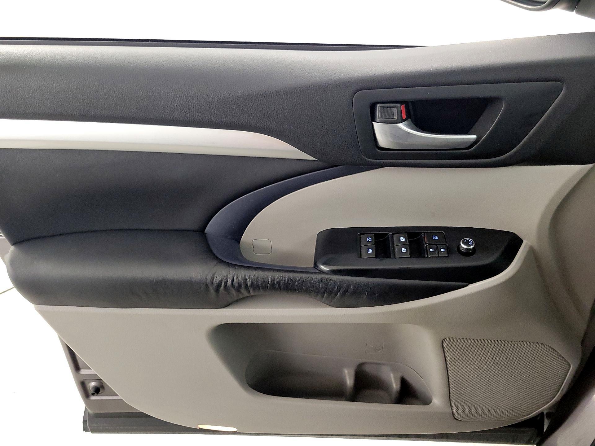 Thumbnail: 2016 Toyota Highlander - 12
