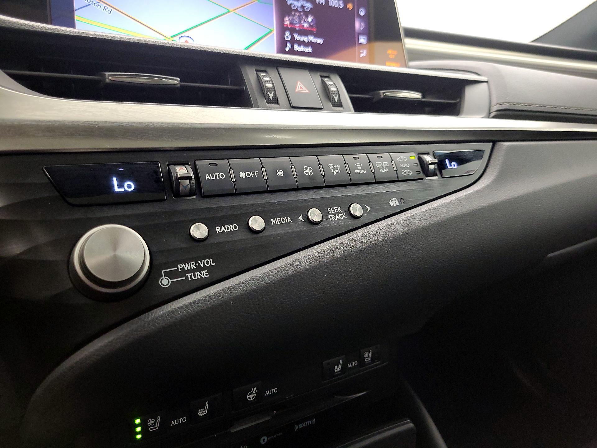 Thumbnail: 2021 Lexus ES - 17