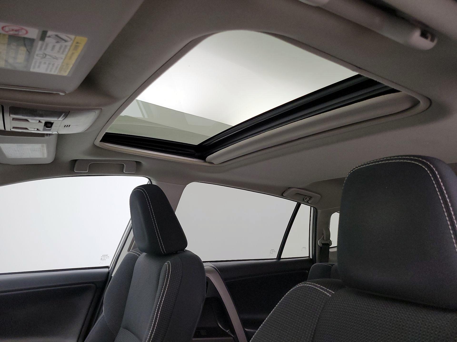 Thumbnail: 2018 Toyota RAV4 - 20