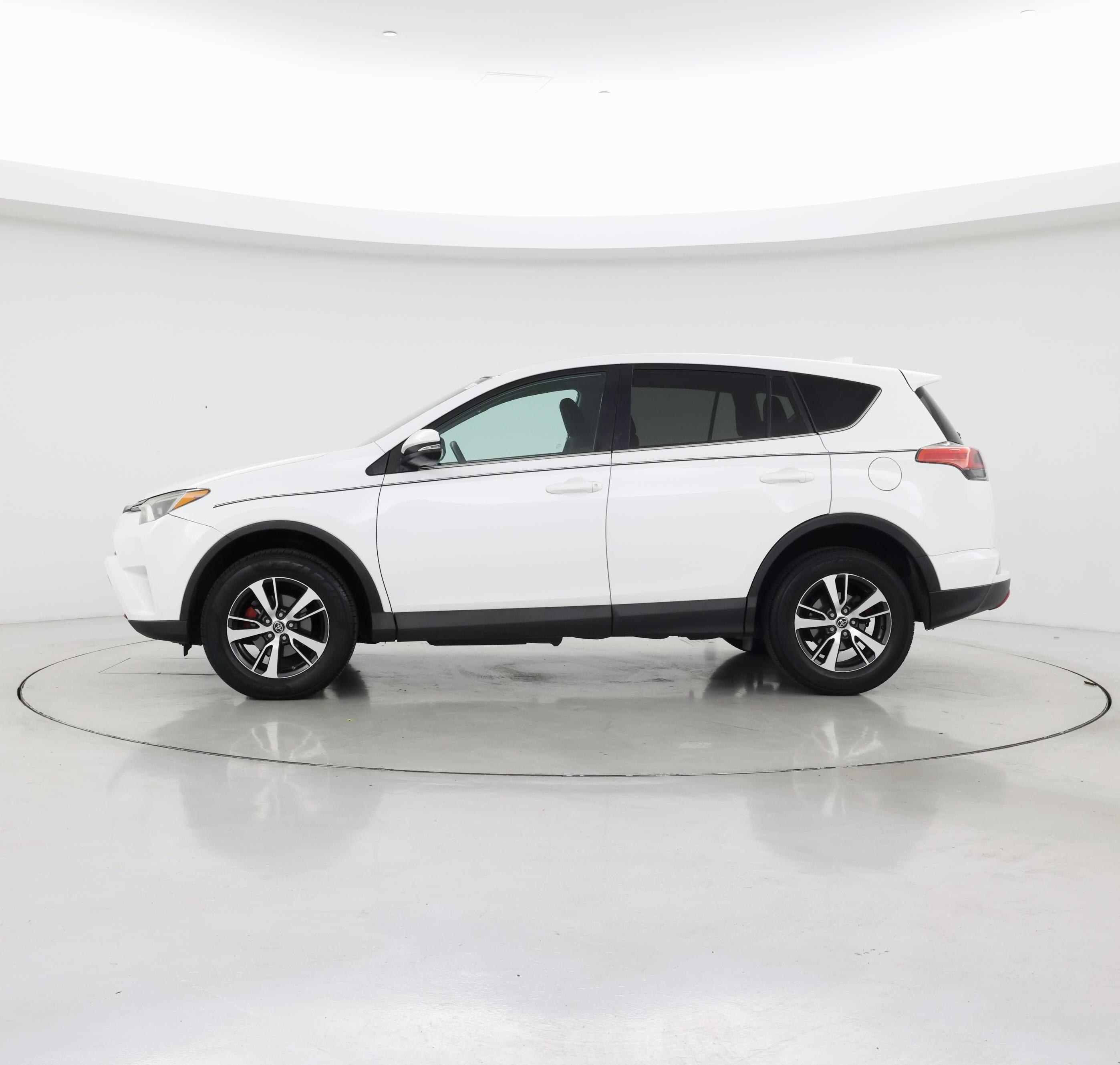 Thumbnail: 2018 Toyota RAV4 - 3