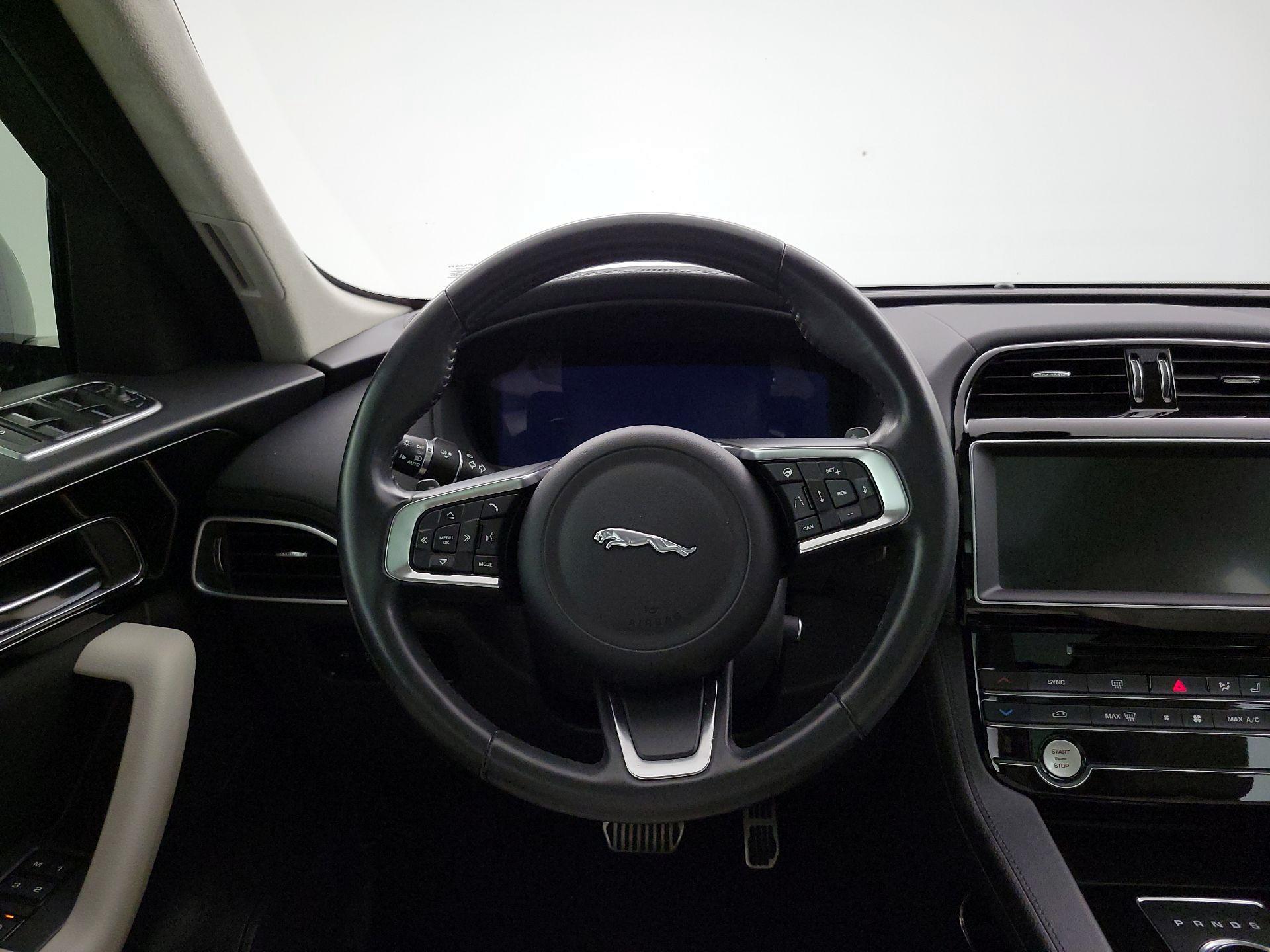 Thumbnail: 2019 Jaguar F-Pace - 10