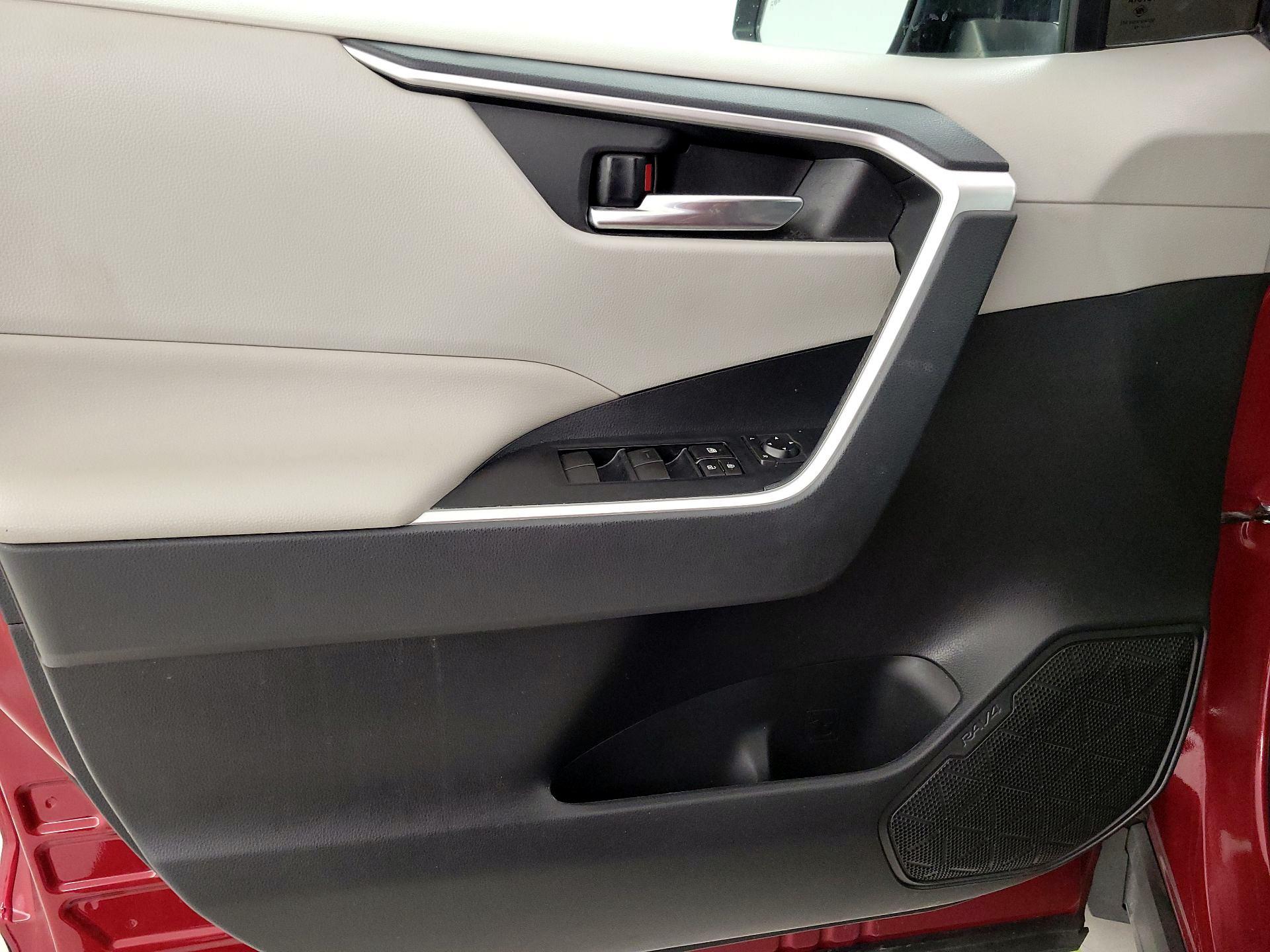 Thumbnail: 2019 Toyota RAV4 - 12