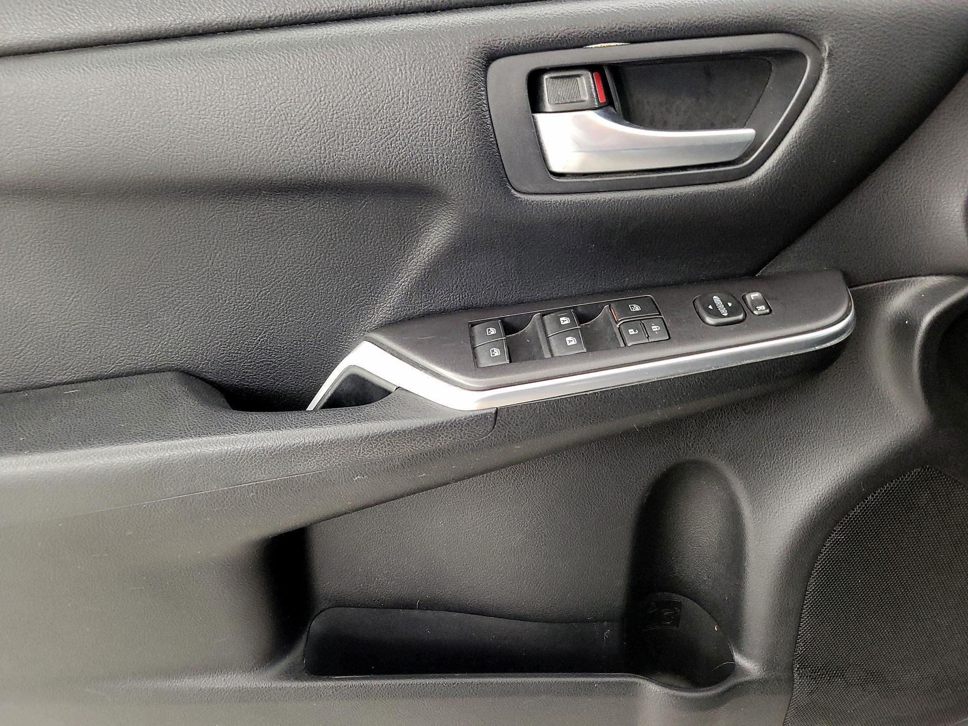 Thumbnail: 2016 Toyota Camry - 12