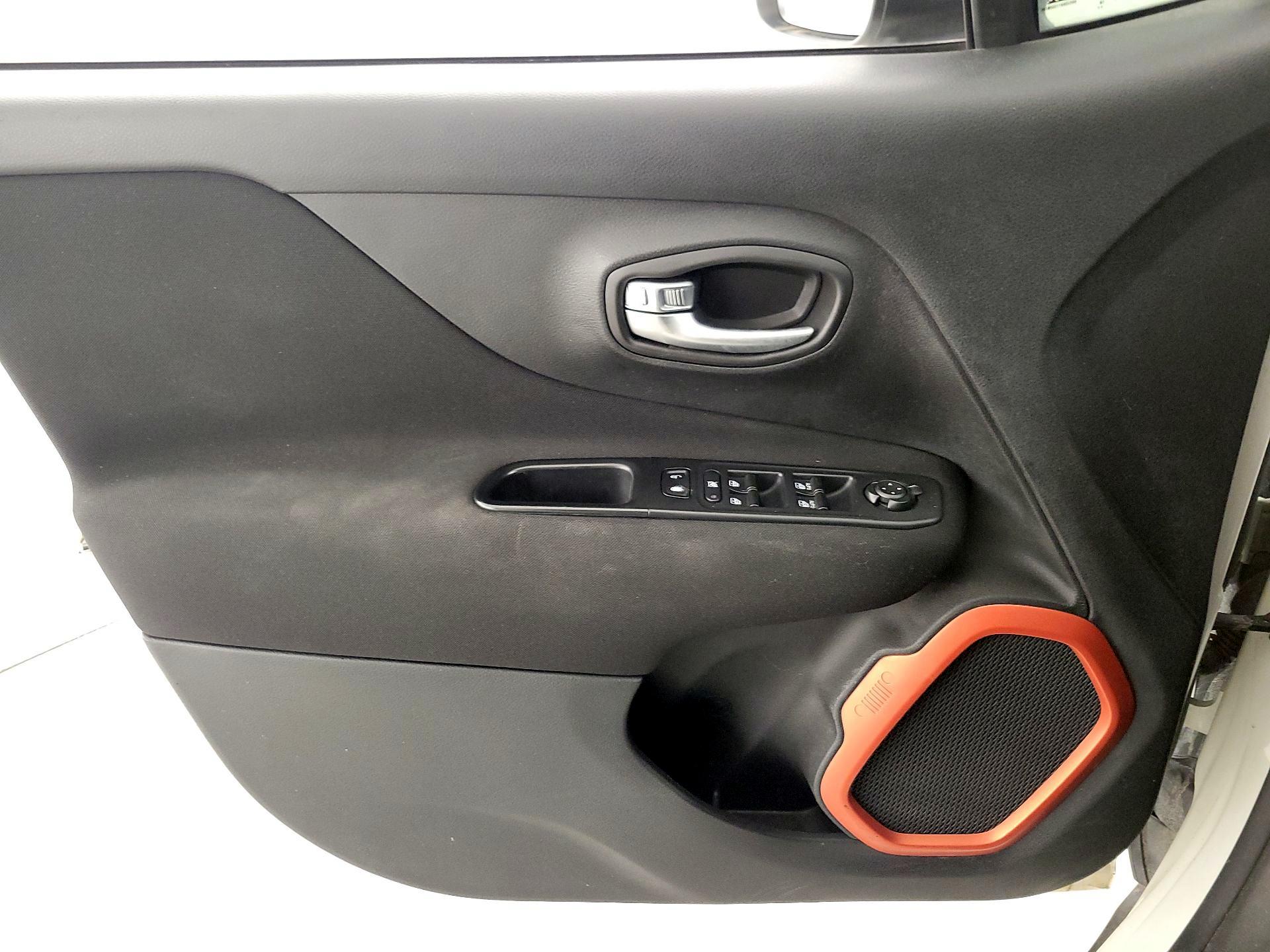 Thumbnail: 2018 Jeep Renegade - 12