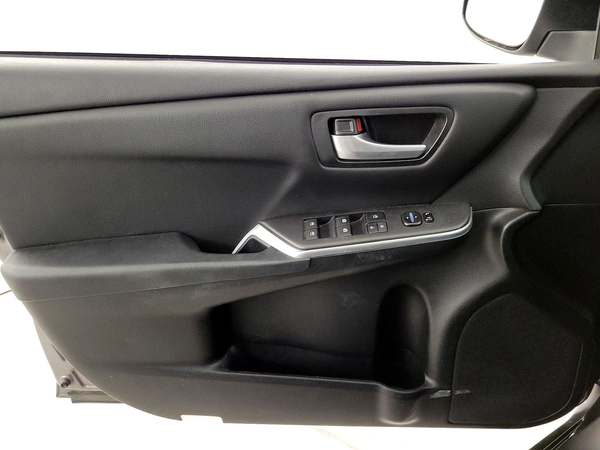 Thumbnail: 2015 Toyota Camry - 12