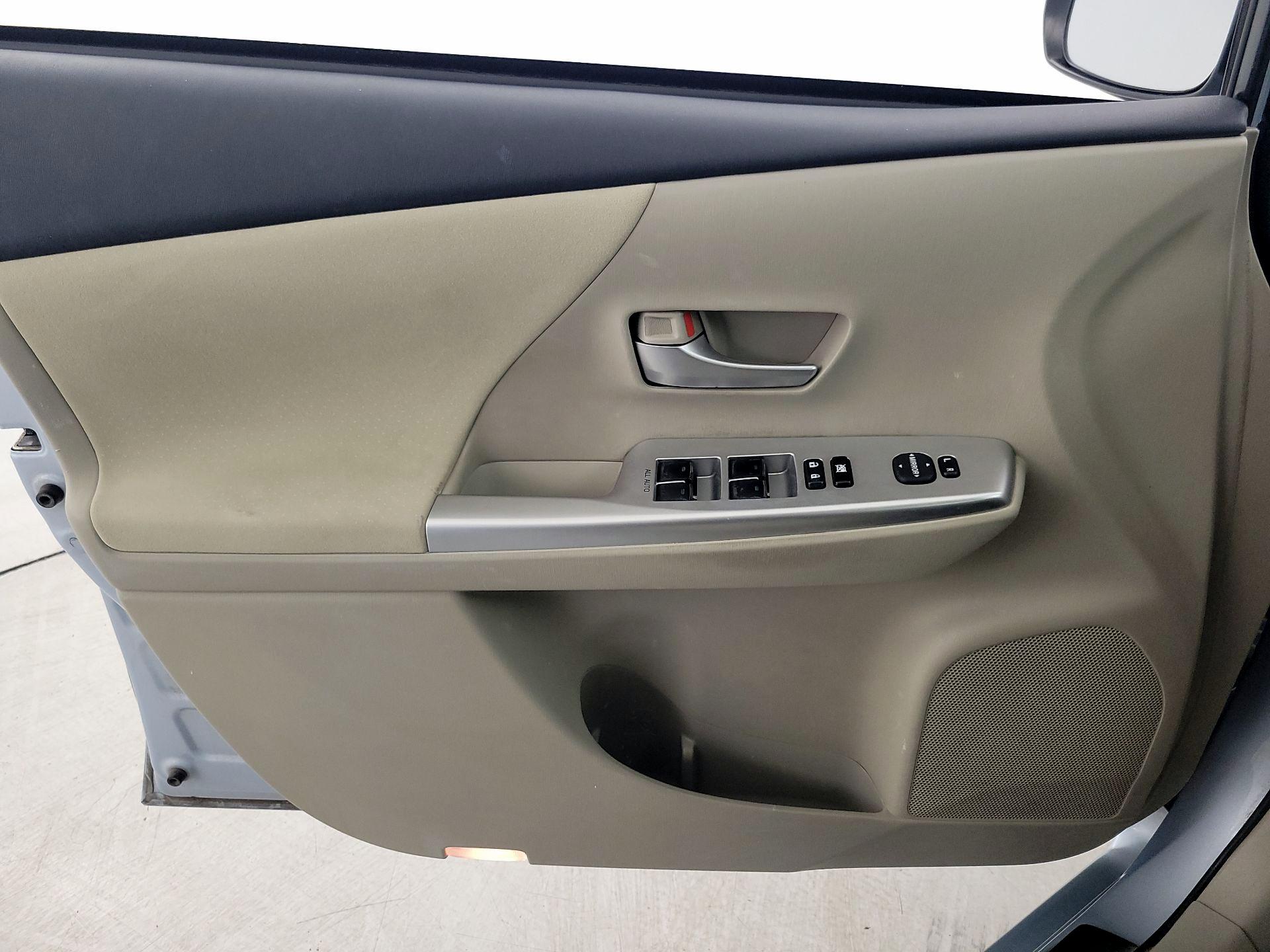 Thumbnail: 2014 Toyota Prius v - 12