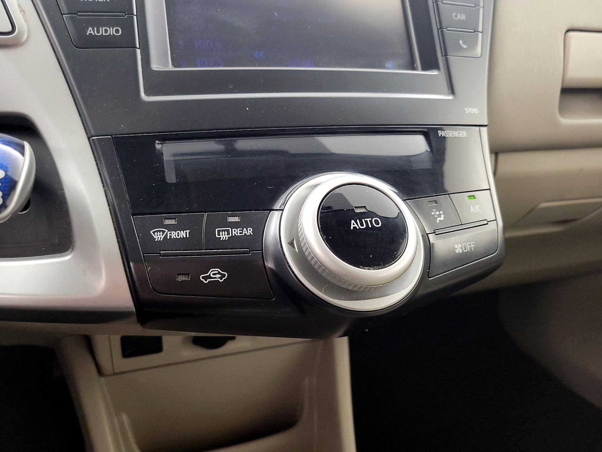 Thumbnail: 2014 Toyota Prius v - 16