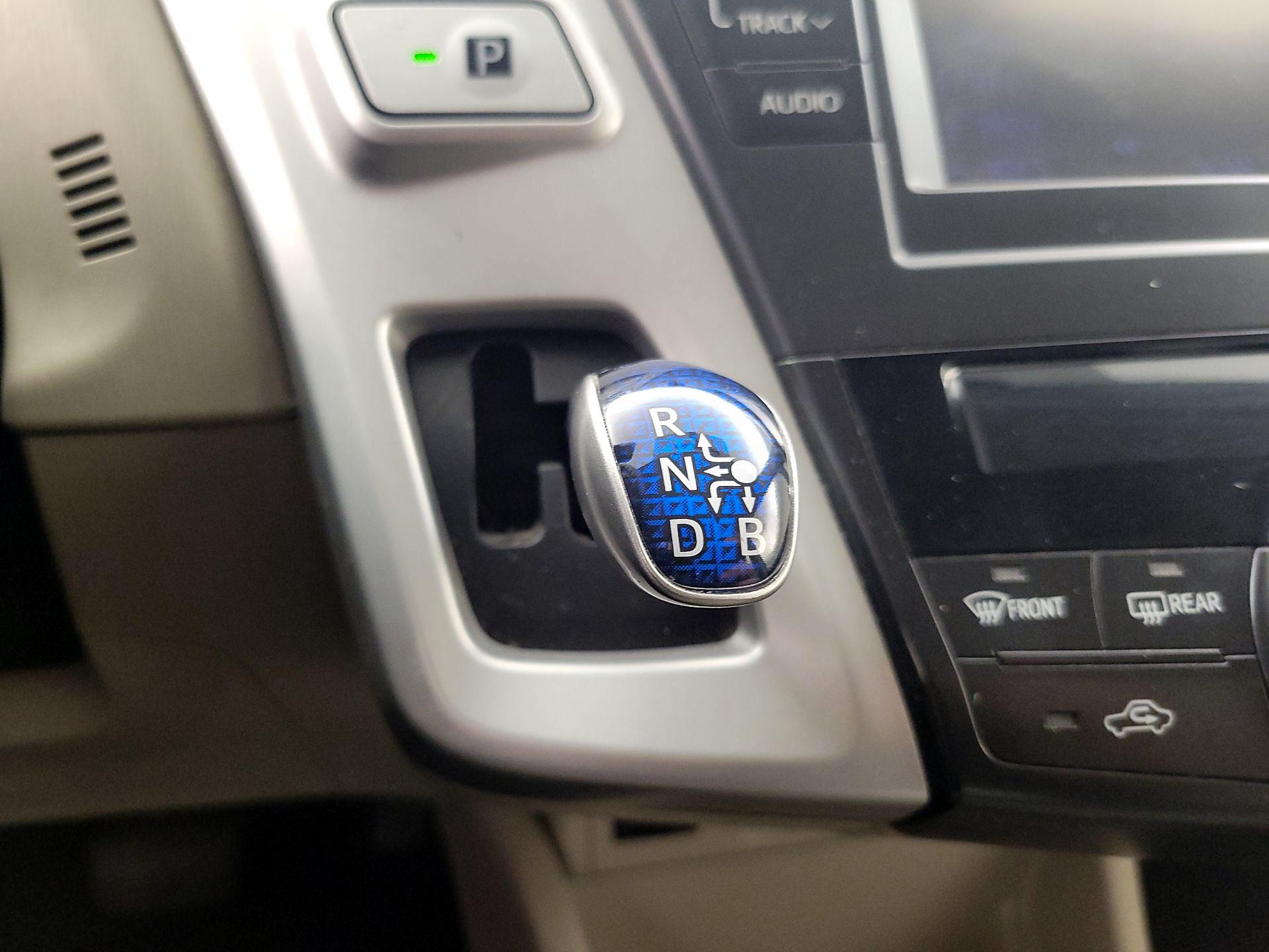 Thumbnail: 2014 Toyota Prius v - 17