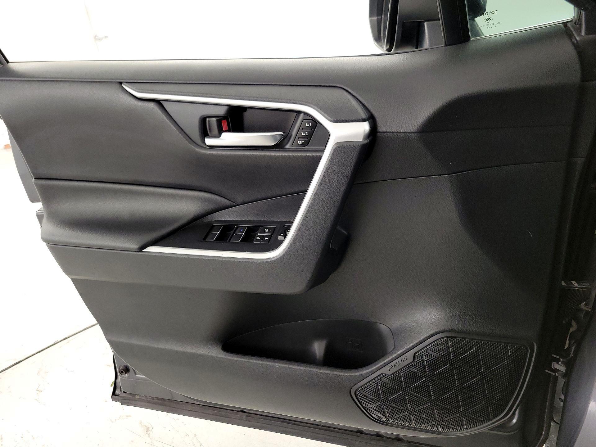 Thumbnail: 2019 Toyota RAV4 - 12