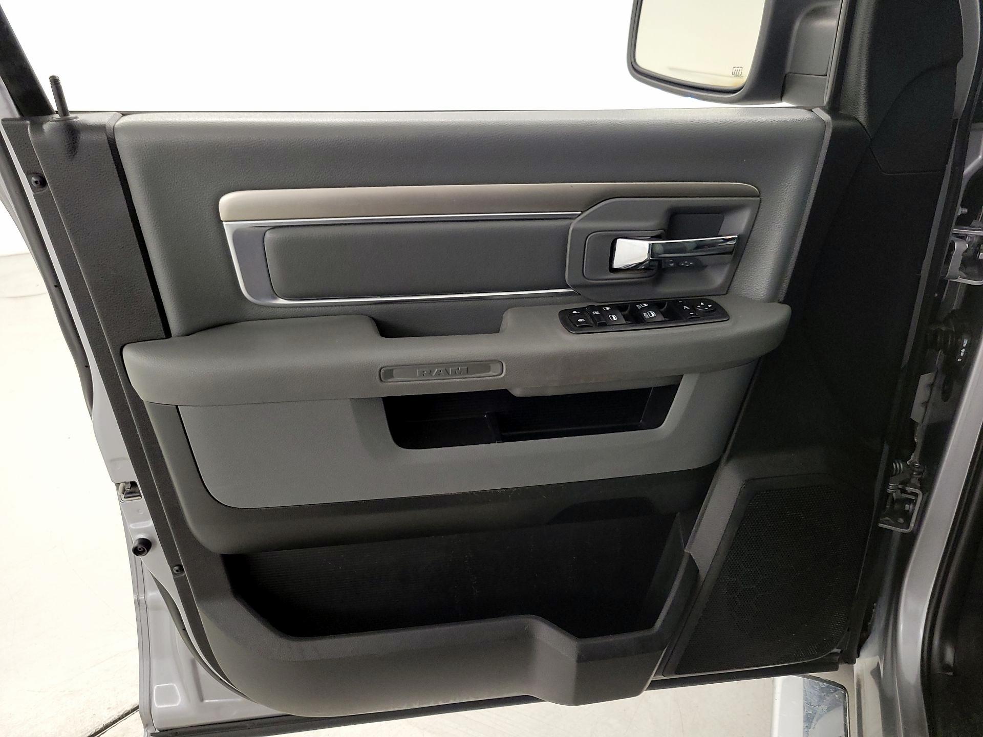 Thumbnail: 2020 RAM 1500 Classic - 12
