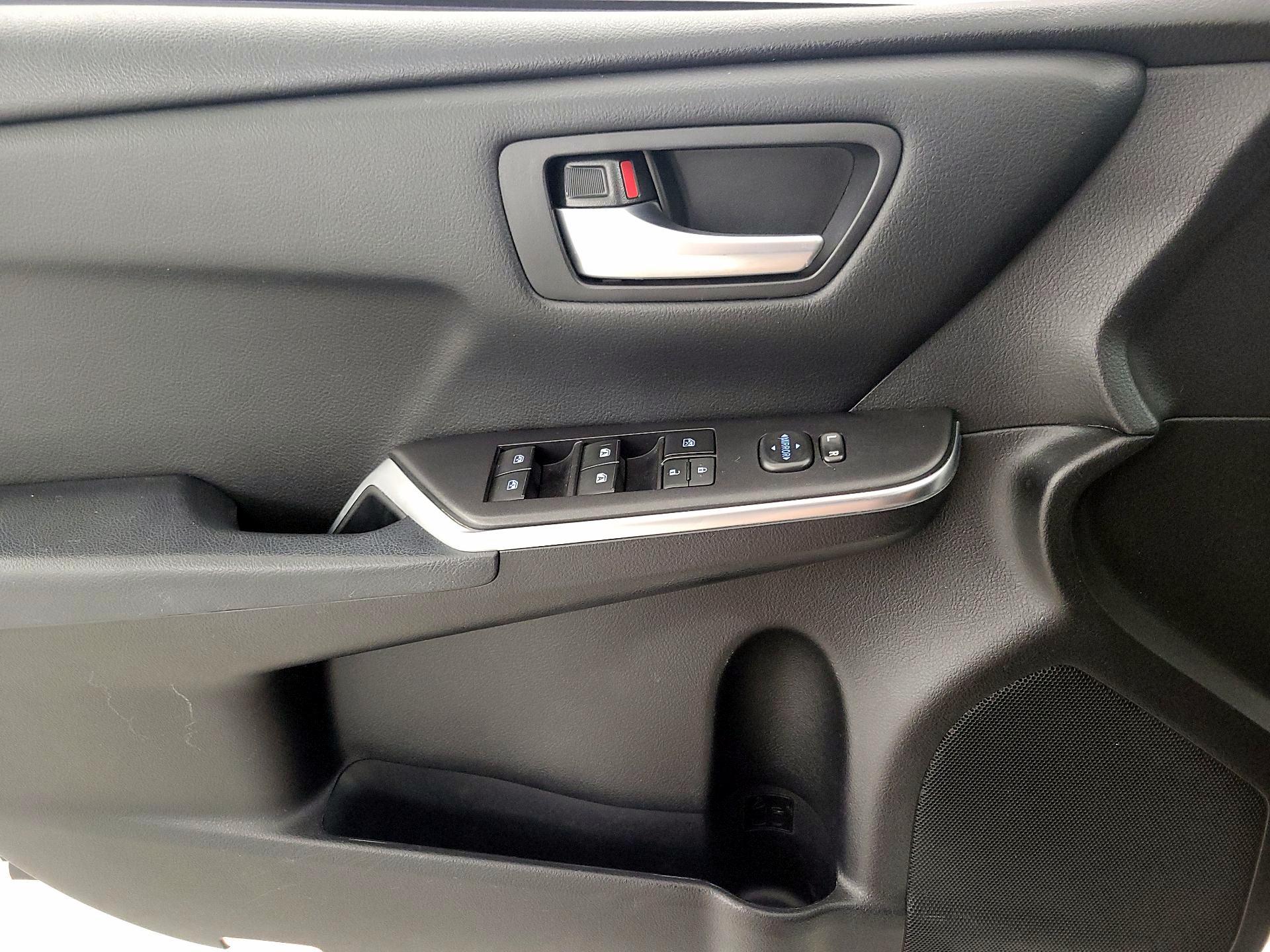 Thumbnail: 2015 Toyota Camry - 12