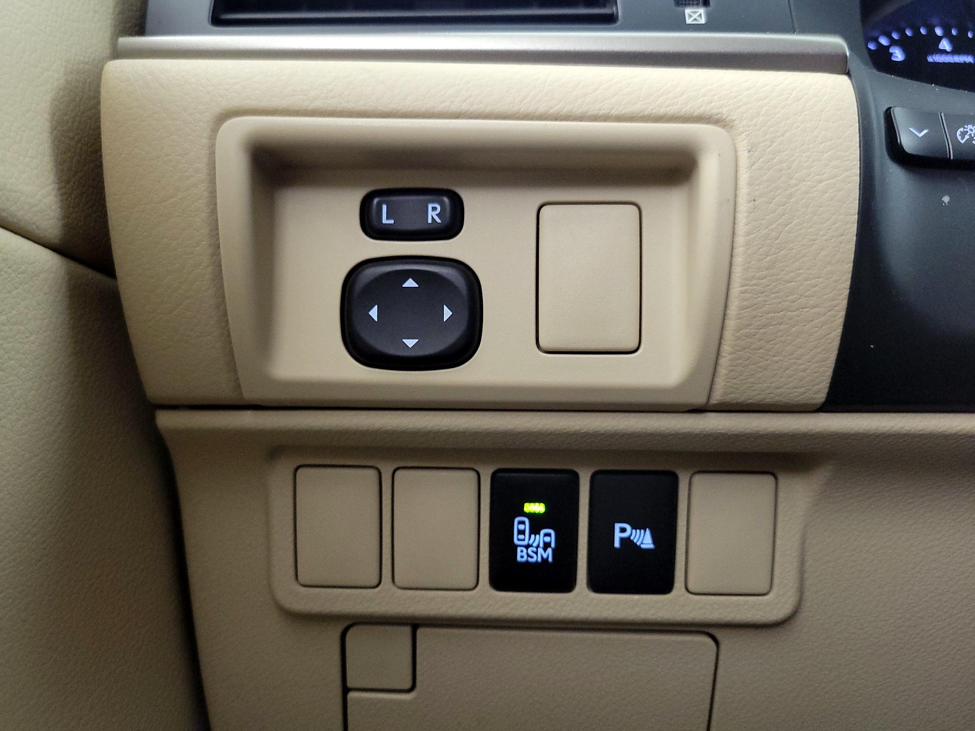 Thumbnail: 2013 Lexus ES - 13